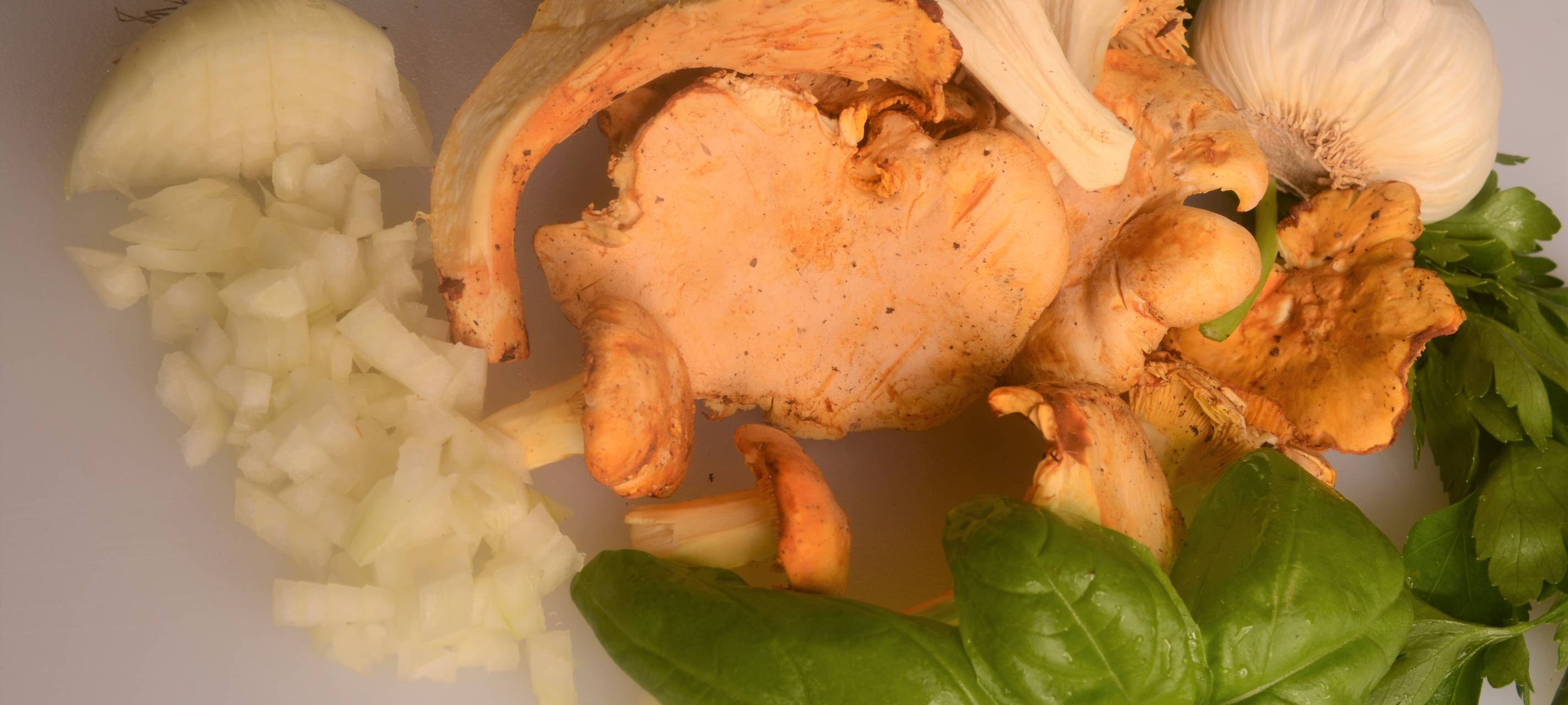 Pfifferlinge im Rahm mit Grünen Nudeln und Bio Brathähnchen