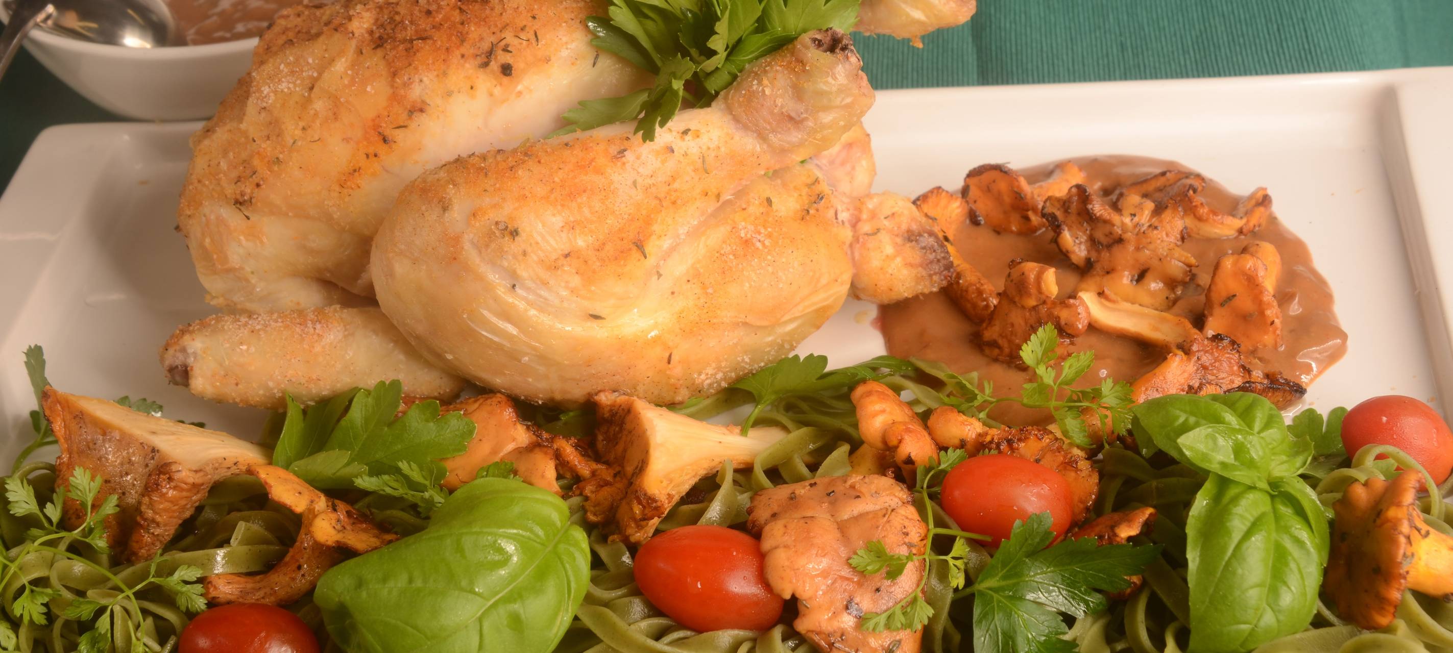 Pfifferlinge im Rahm mit Grünen Nudeln und Bio Brathähnchen