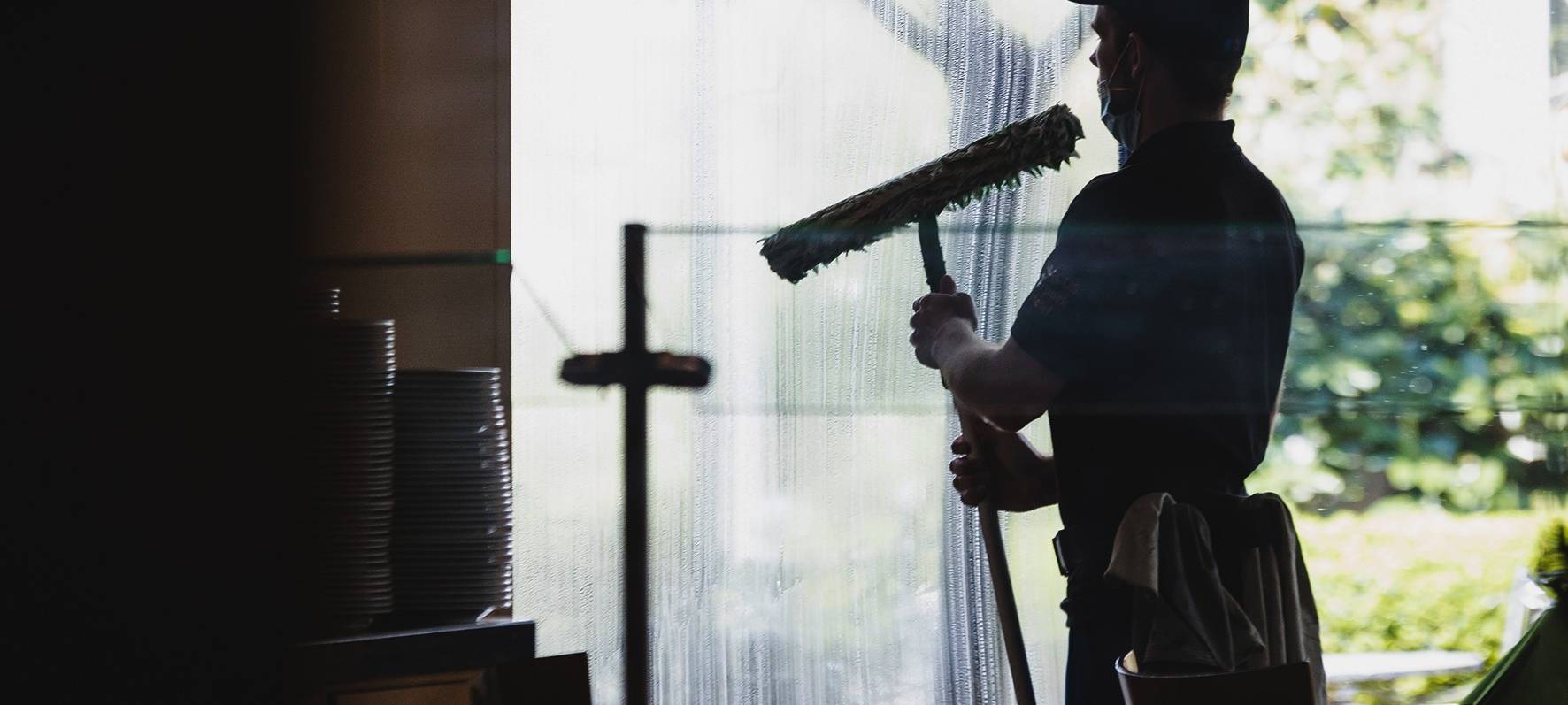 Ein Fensterreiniger bei der Arbeit