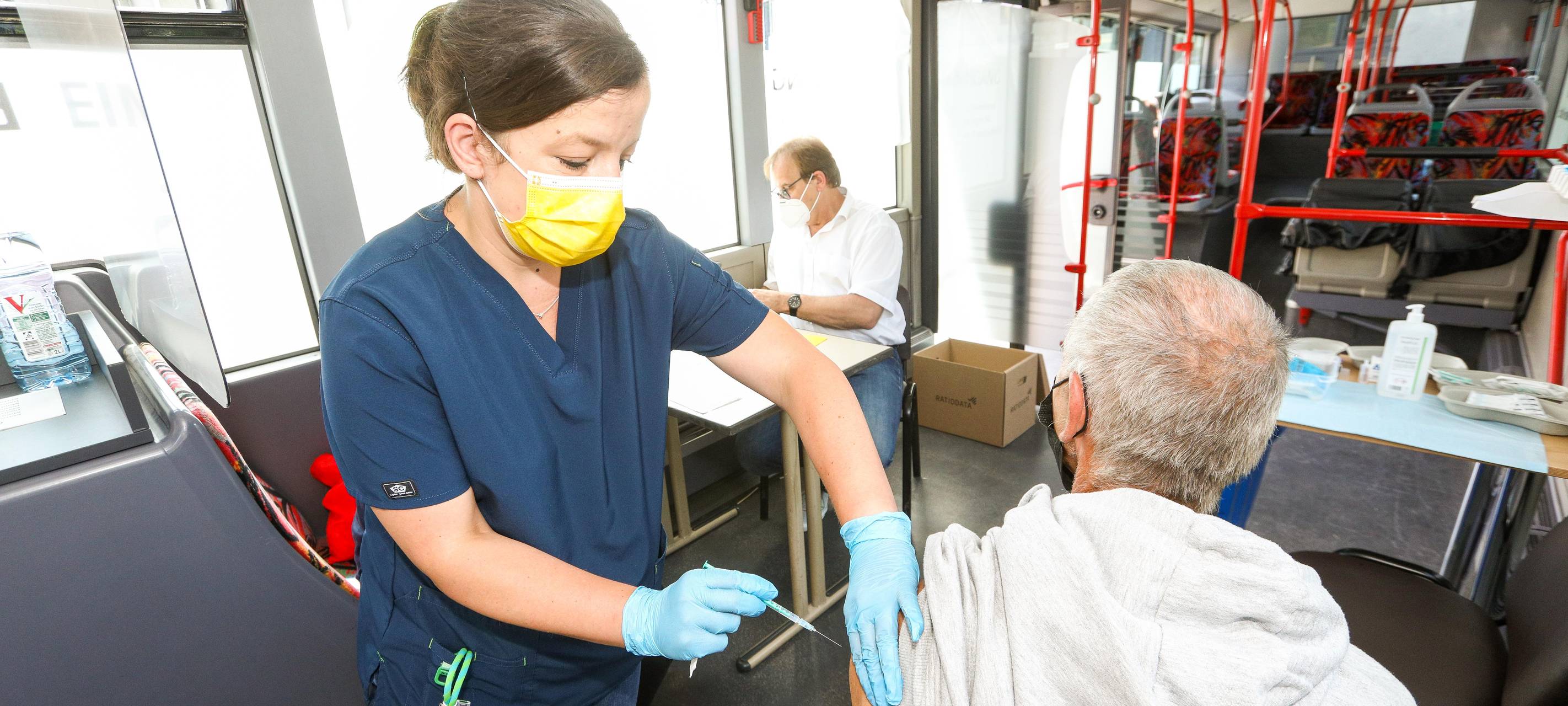 Im Impfbus in Bottrop wird eine Spritze gesetzt