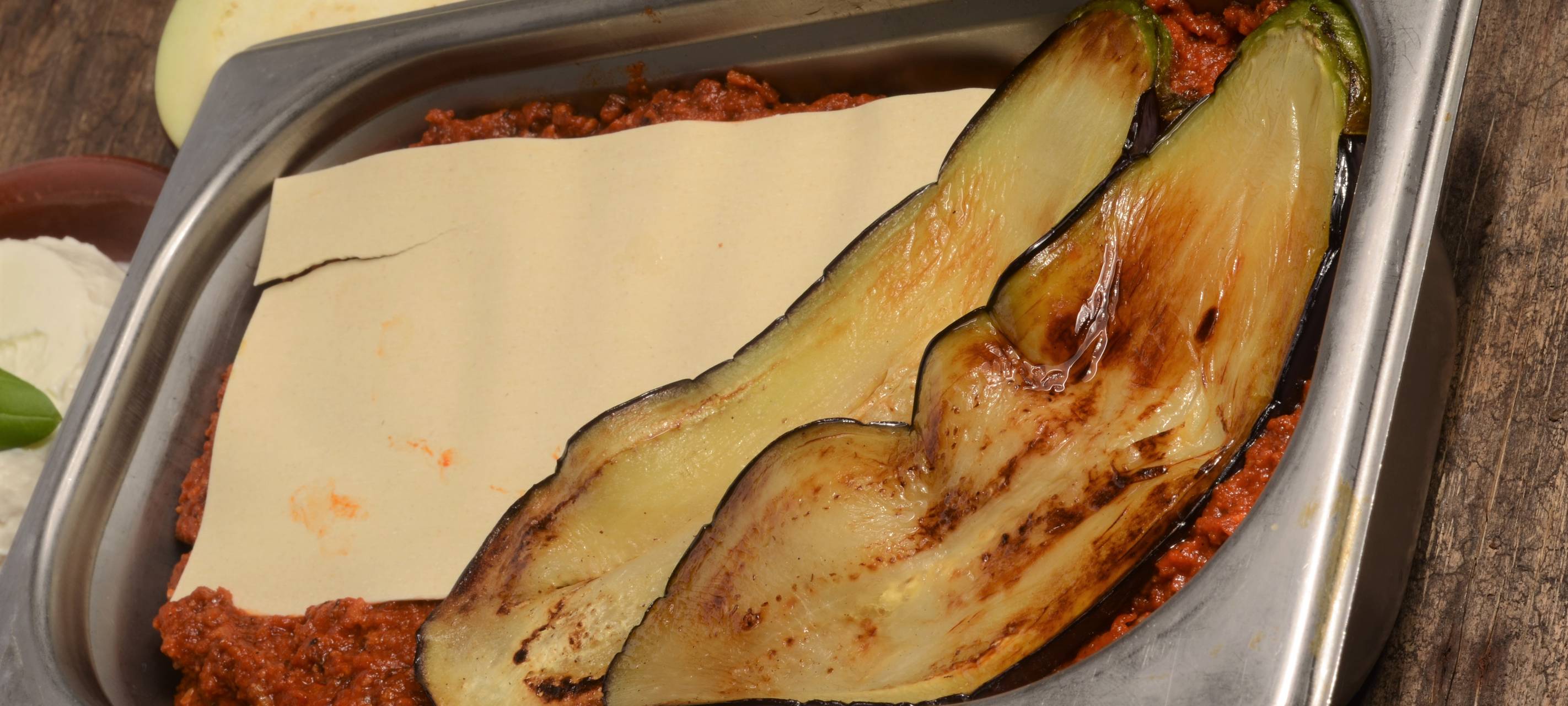 Auberginen-Ricotta-Lasagne mit veganer Hack-Bolognese-Füllung