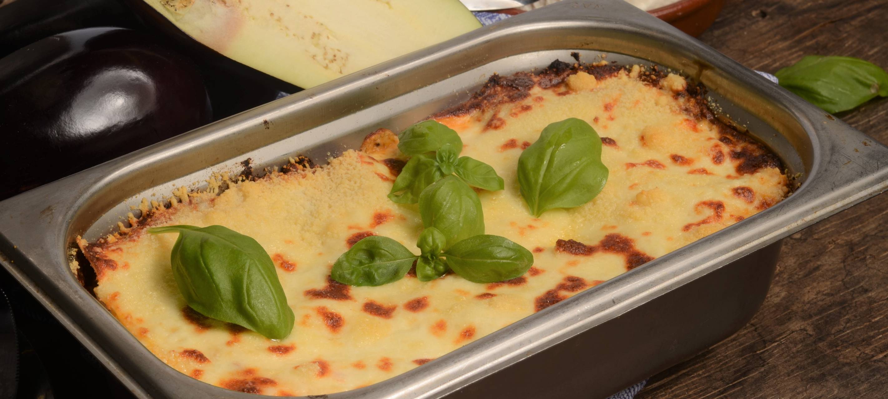 Auberginen-Ricotta-Lasagne mit veganer Hack-Bolognese-Füllung