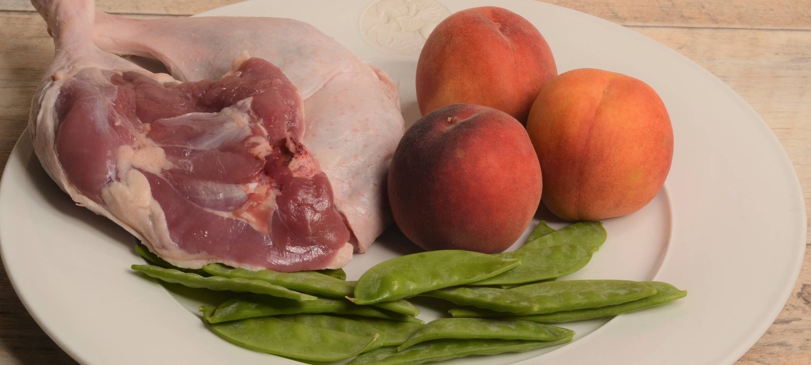 Entenkeule mit schwarzem Reis und Pfirsichen mit Kaiserschoten