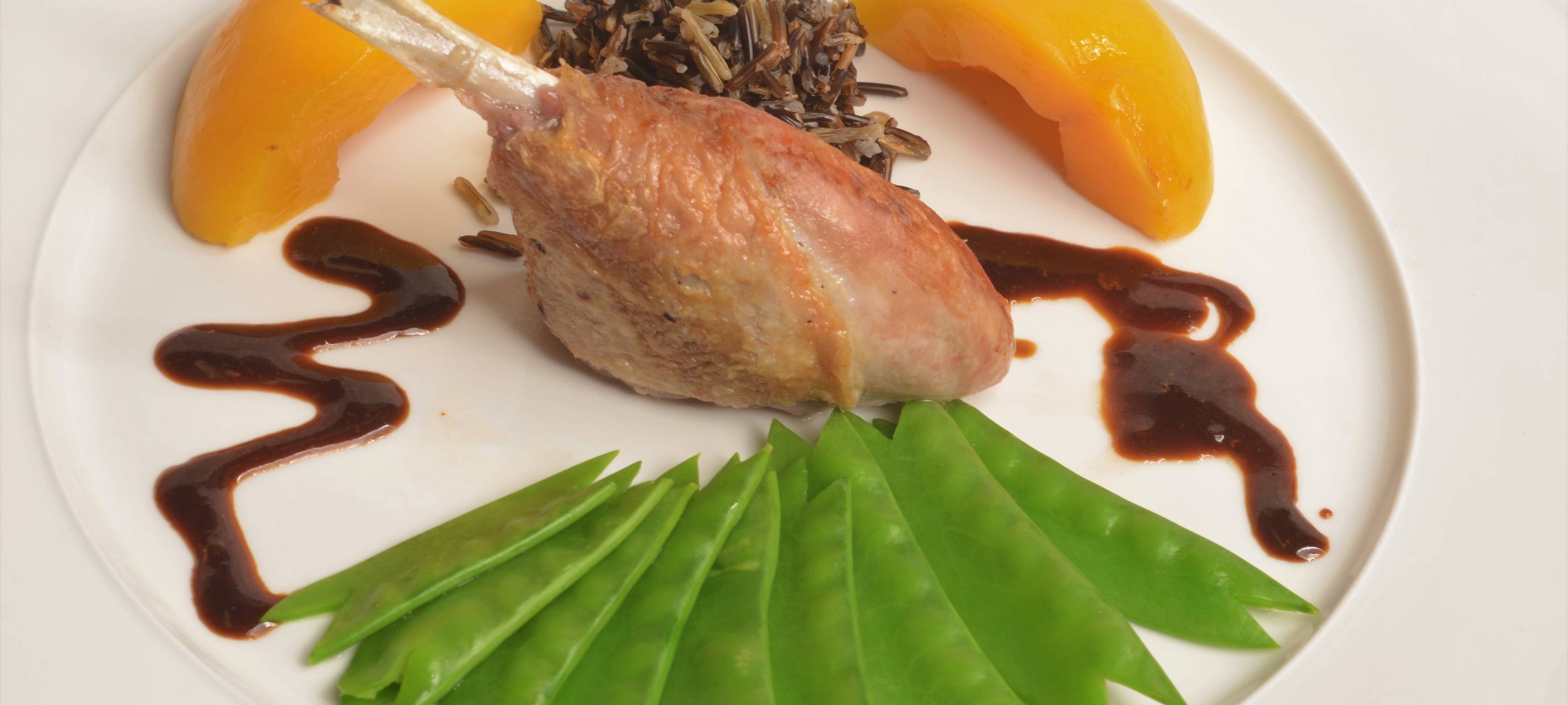 Entenkeule mit schwarzem Reis und Pfirsichen mit Kaiserschoten