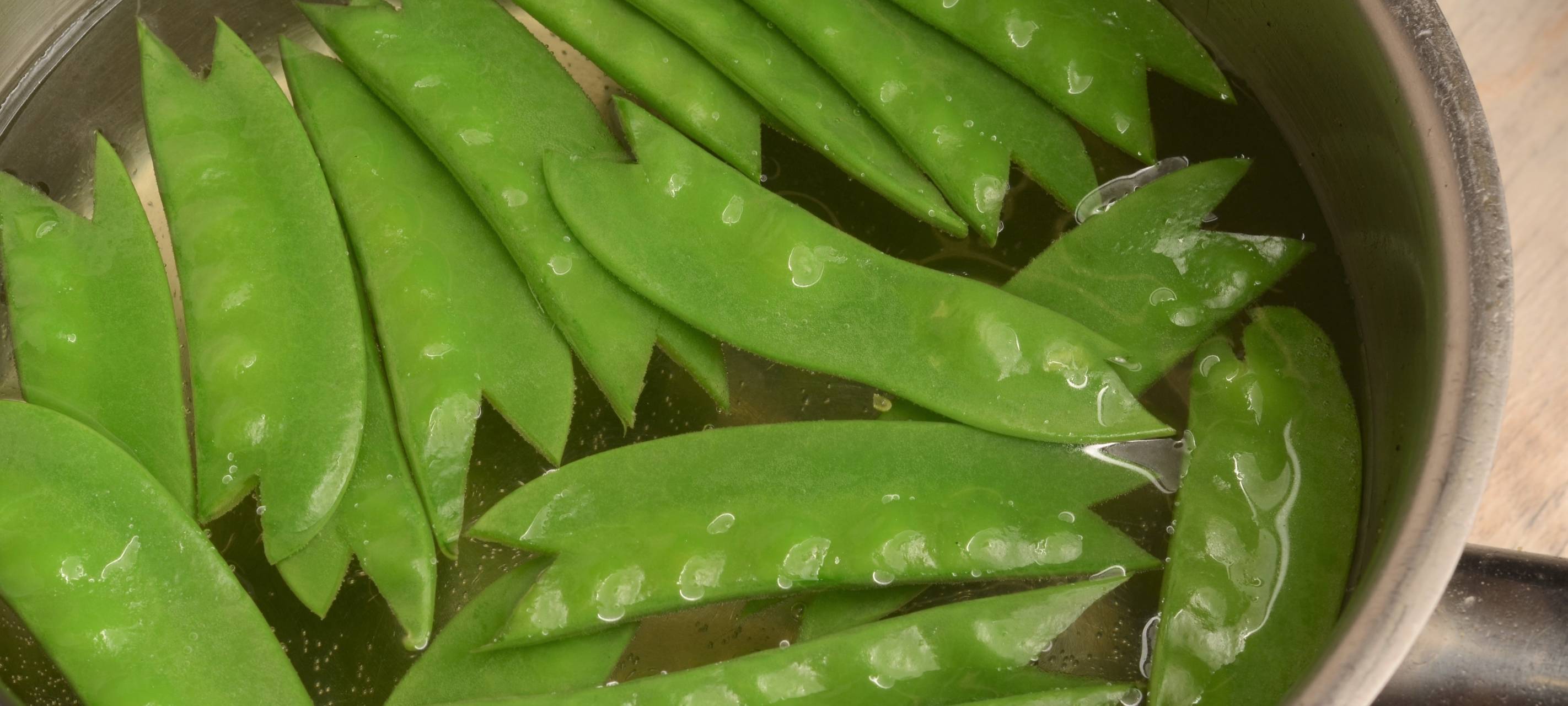 Entenkeule mit schwarzem Reis und Pfirsichen mit Kaiserschoten