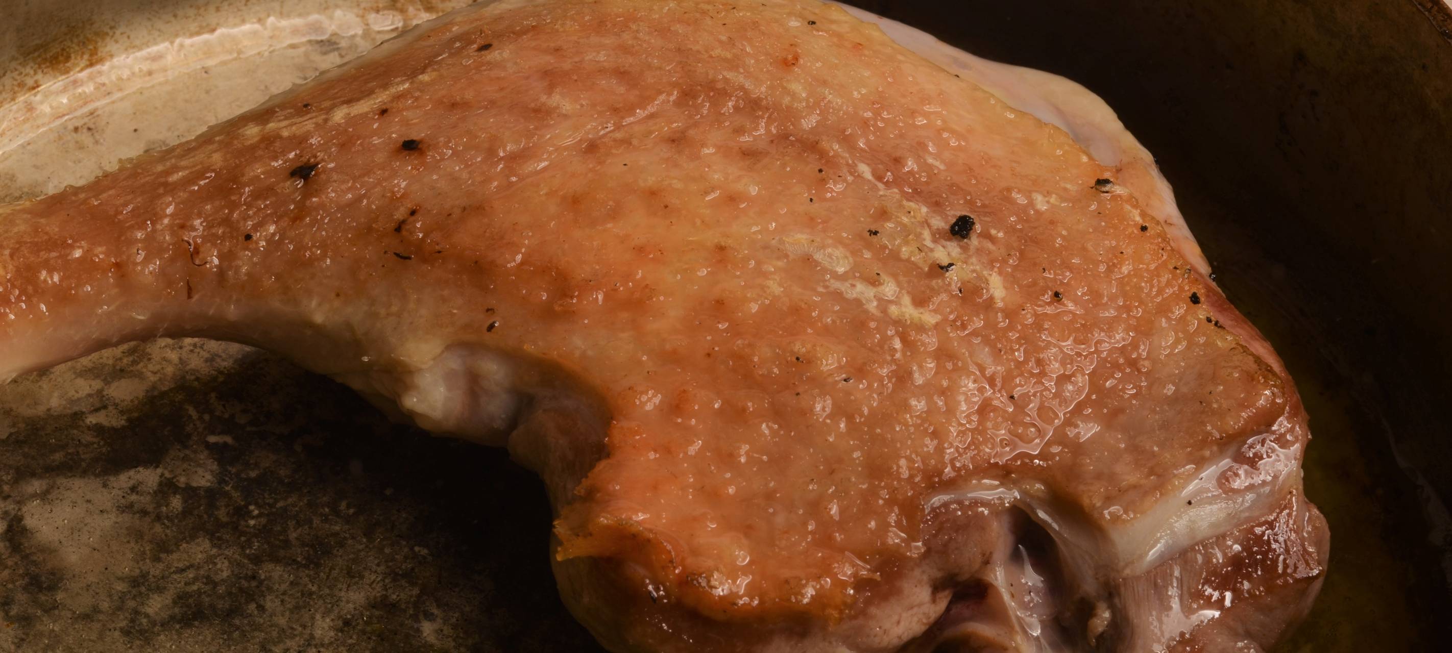 Entenkeule mit schwarzem Reis und Pfirsichen mit Kaiserschoten