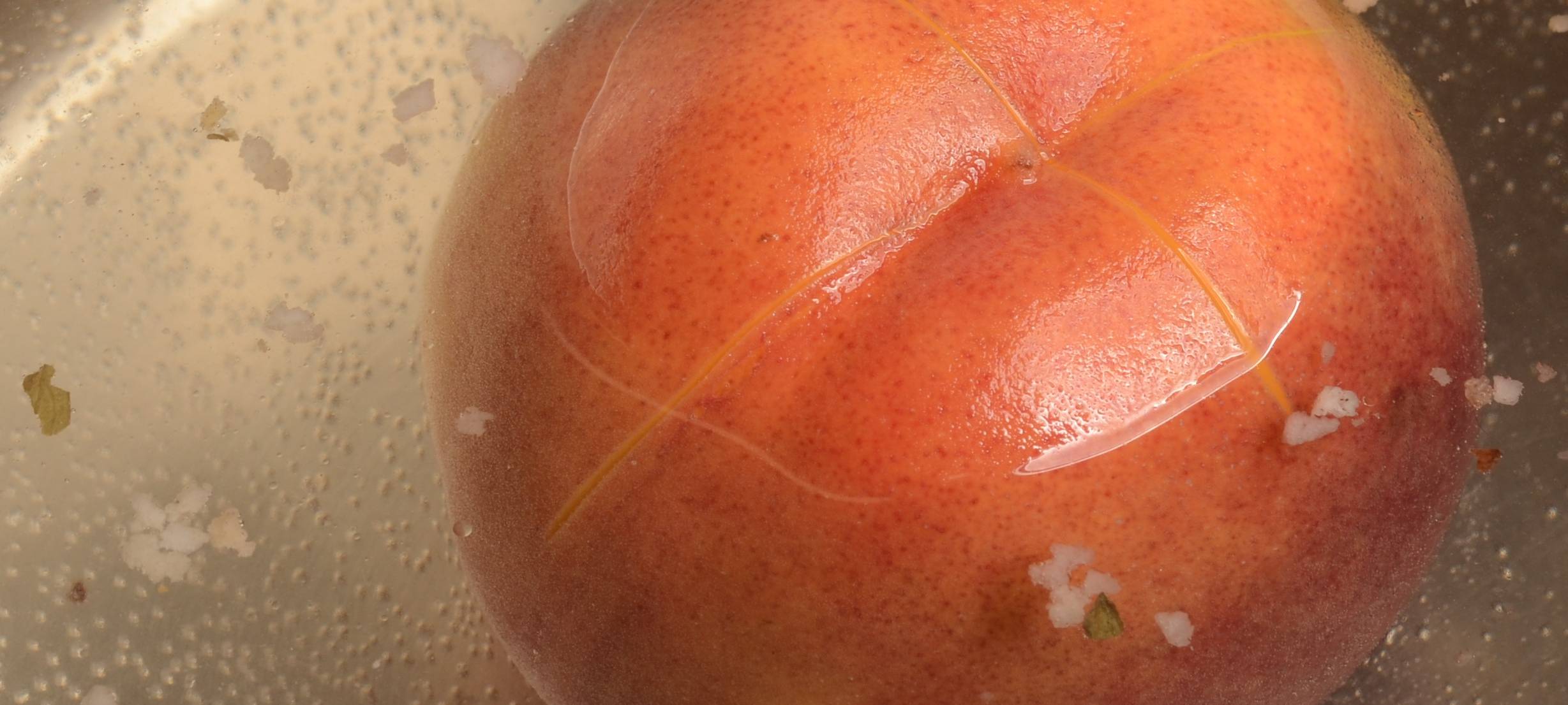 Entenkeule mit schwarzem Reis und Pfirsichen mit Kaiserschoten