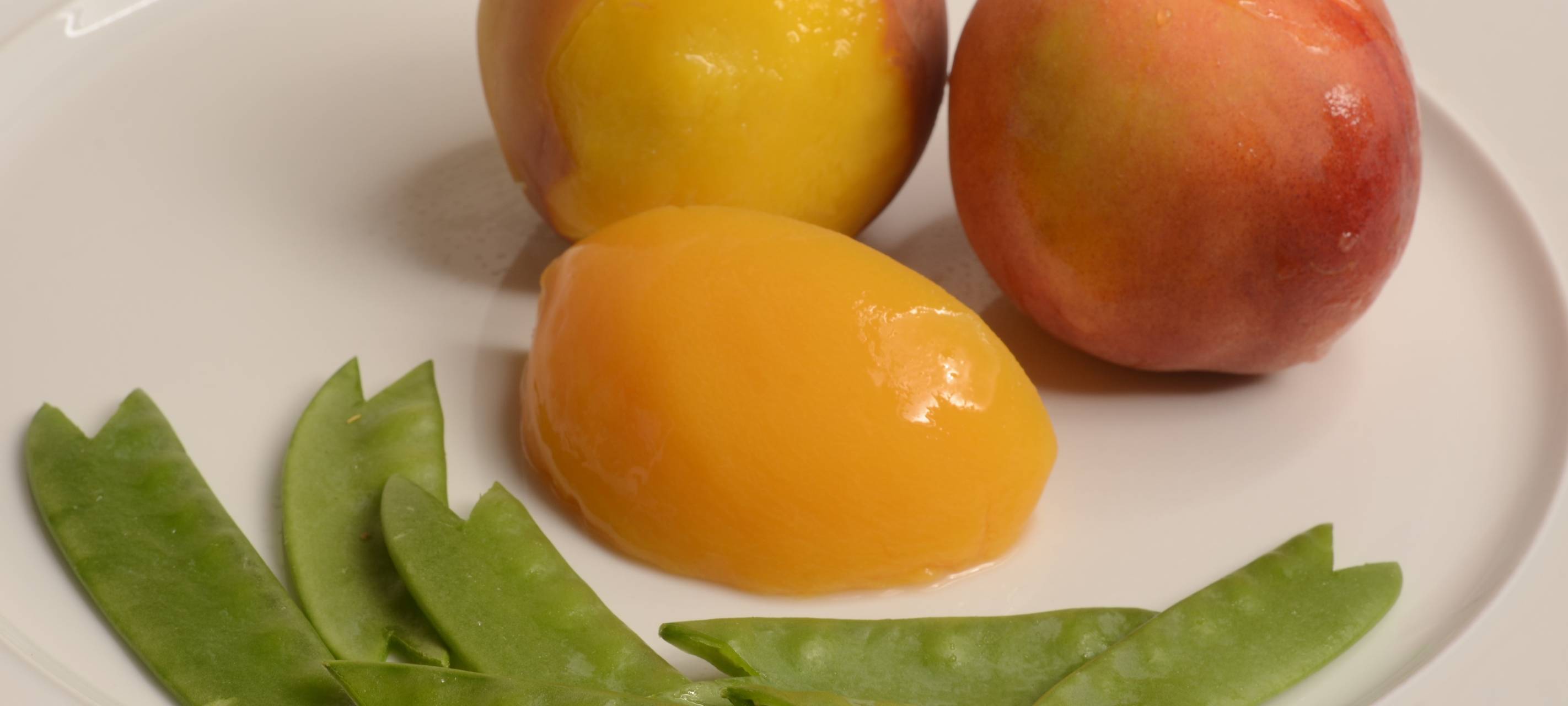 Entenkeule mit schwarzem Reis und Pfirsichen mit Kaiserschoten