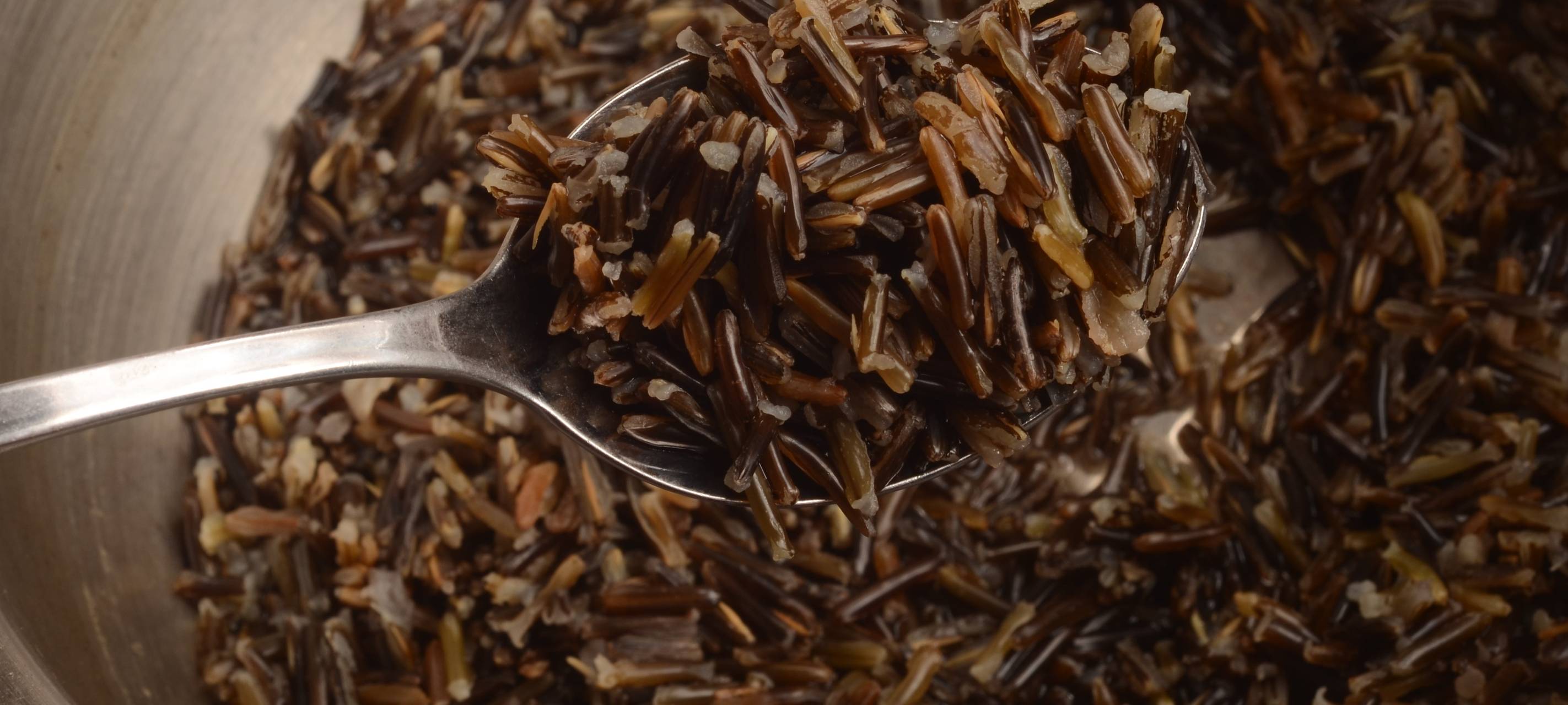 Entenkeule mit schwarzem Reis und Pfirsichen mit Kaiserschoten