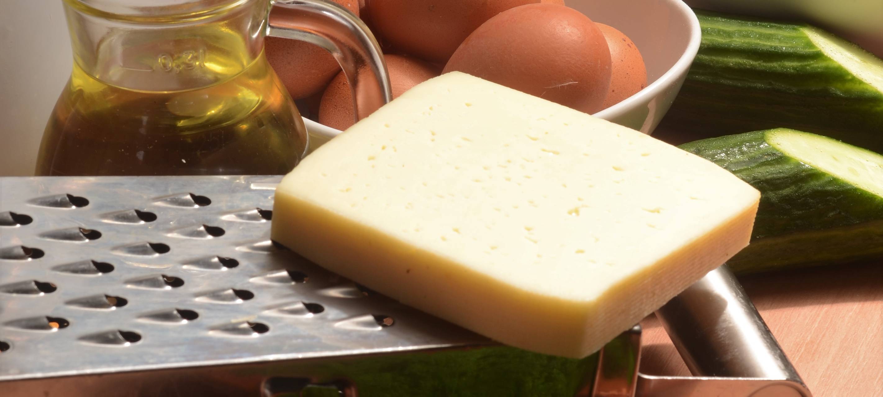 Grüne Spinat Spätzle mit Zwiebeln und Gurkensalat