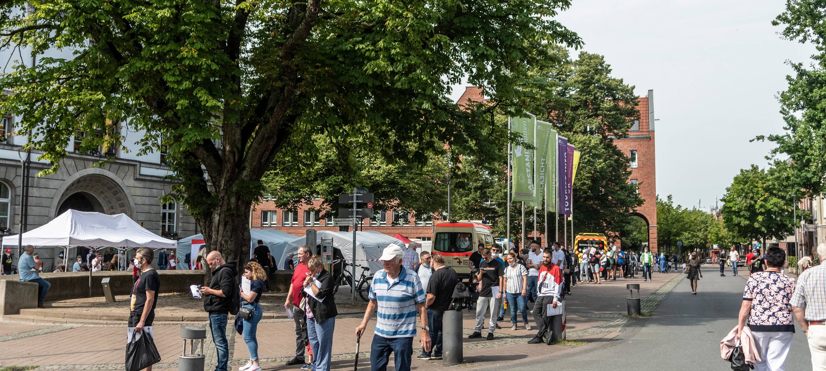 Warteschlange auf dem Willy-Brandt-Platz