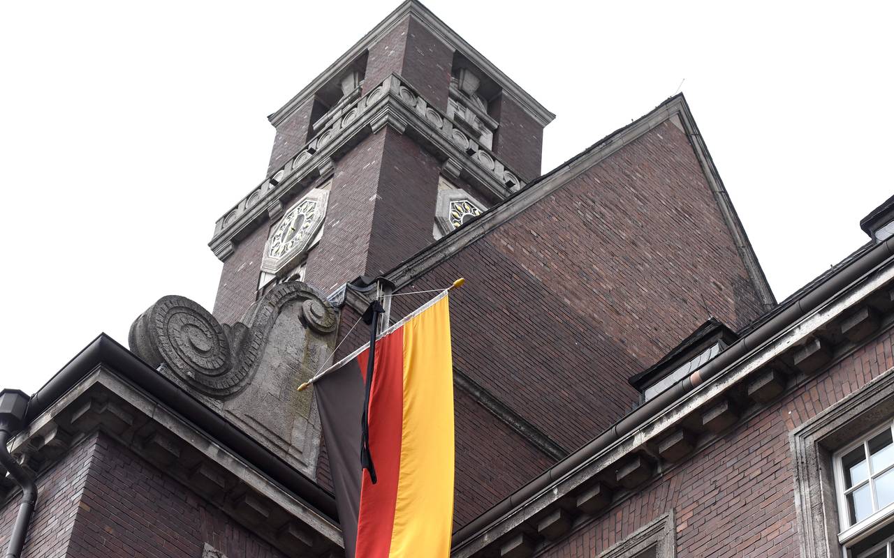 Eine Deutschlandfahne am Bottroper Rathaus weht auf Halbmast