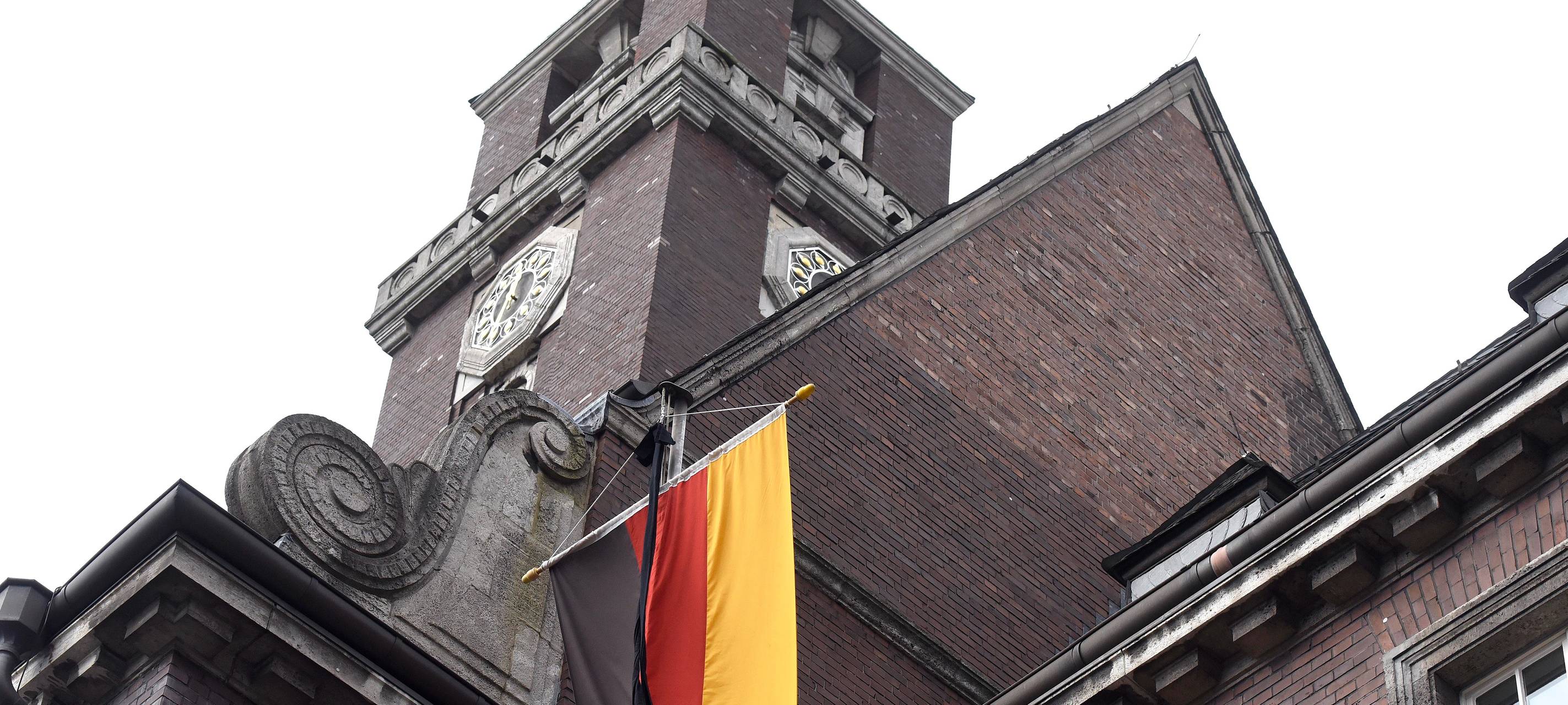 Eine Deutschlandfahne am Bottroper Rathaus weht auf Halbmast