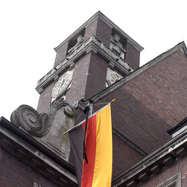 Eine Deutschlandfahne am Bottroper Rathaus weht auf Halbmast