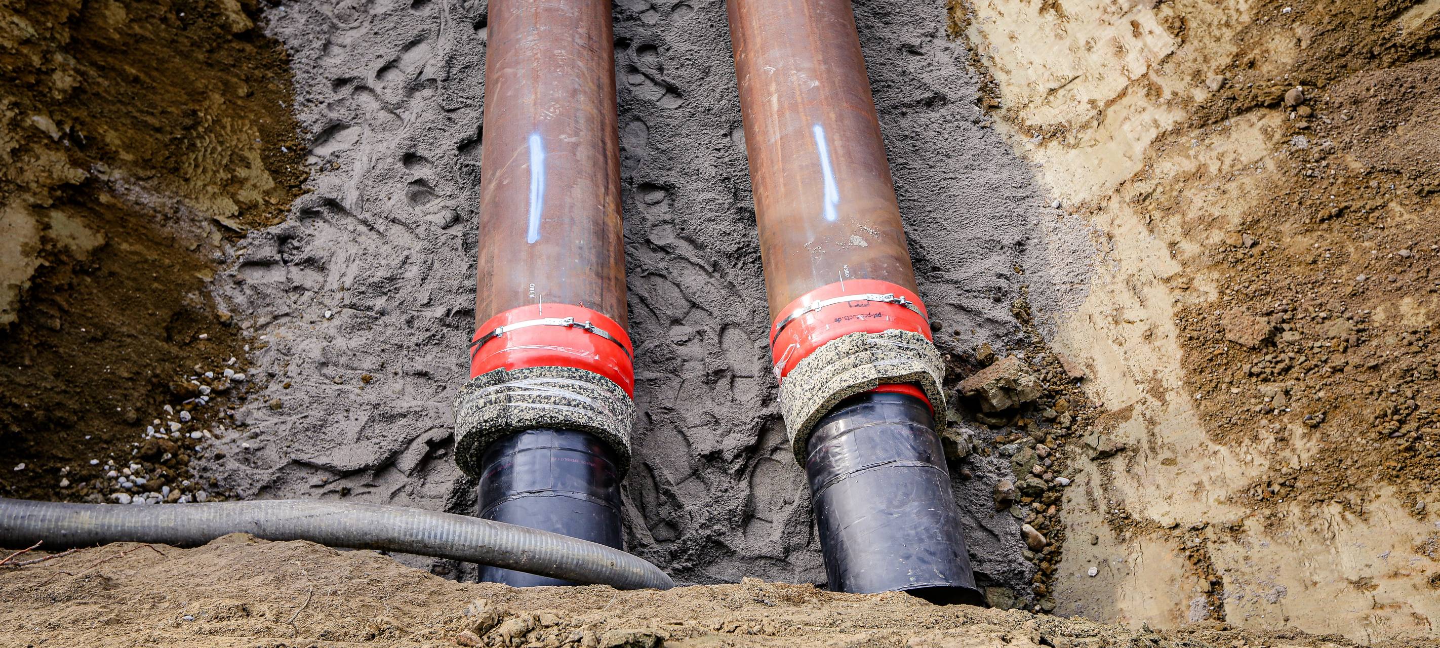 Eine Fernwärmeleitung in der Erde