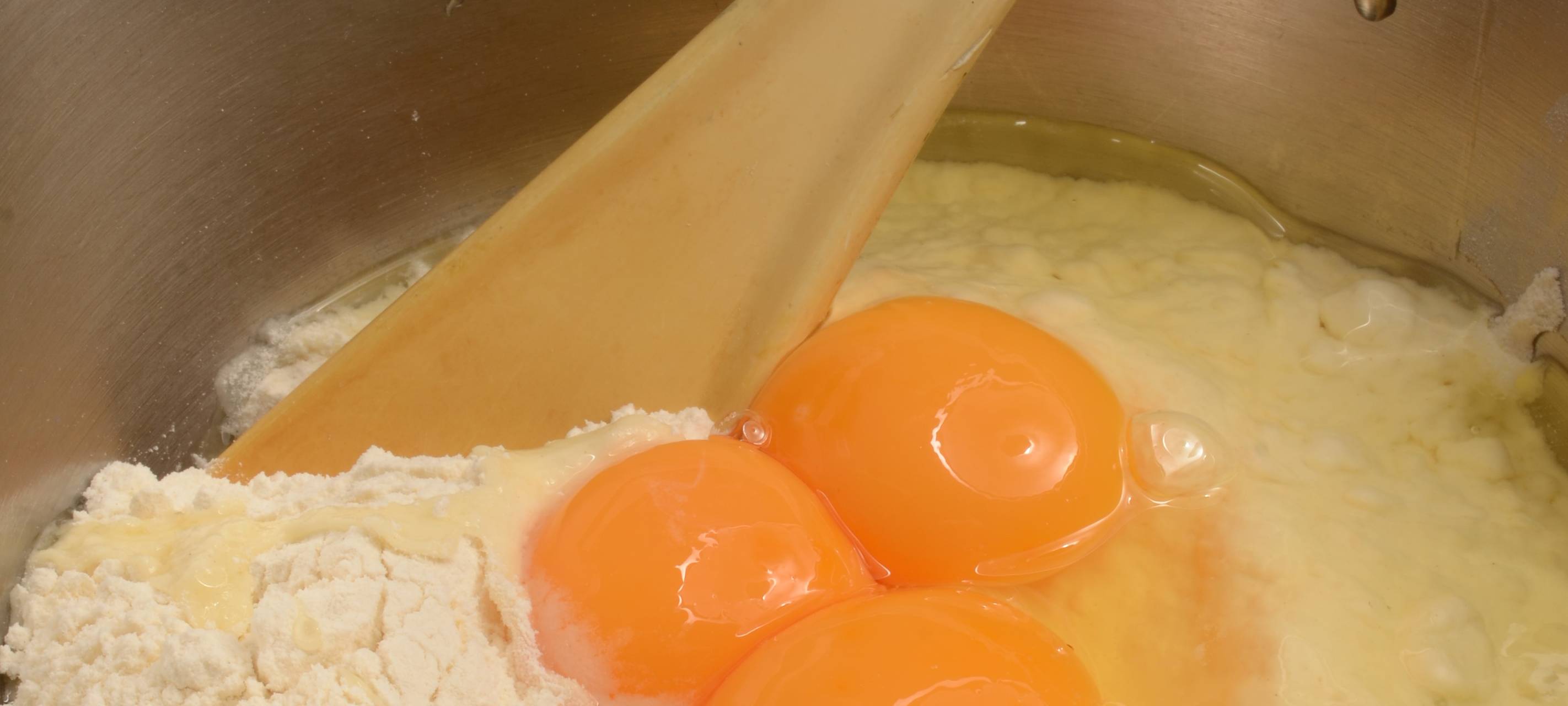 Grüne Spinat Spätzle mit Zwiebeln und Gurkensalat