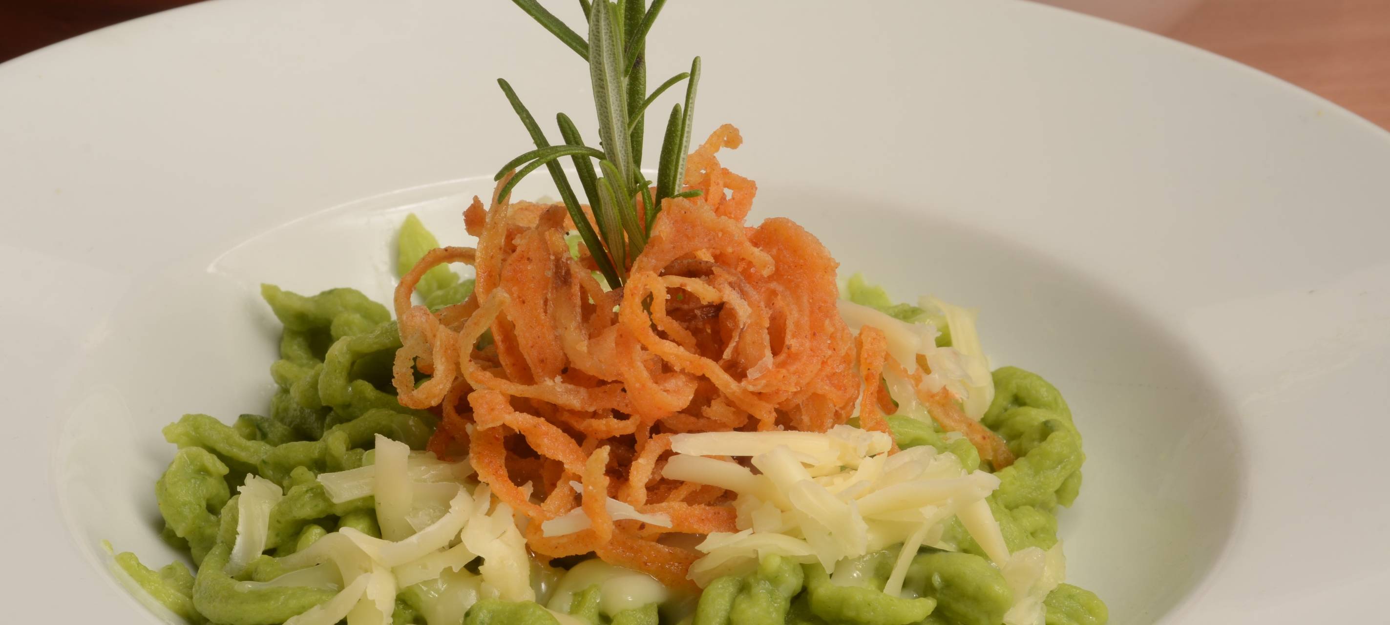 Grüne Spinat Spätzle mit Zwiebeln und Gurkensalat