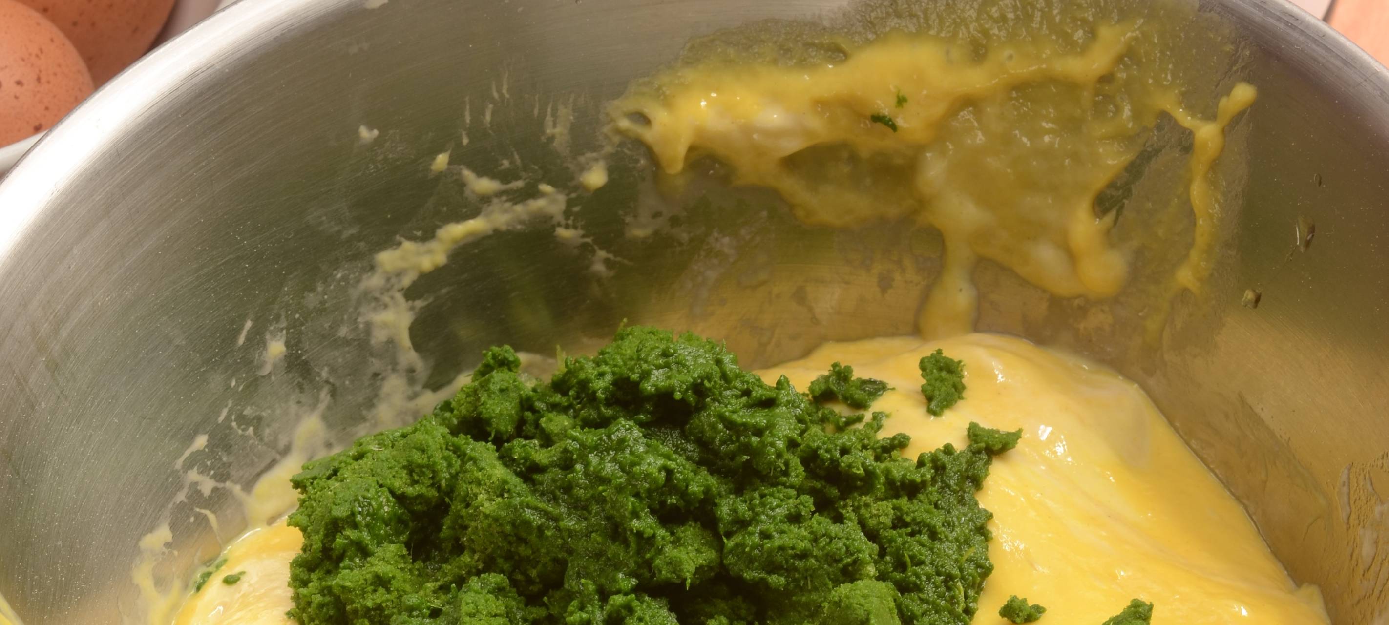 Grüne Spinat Spätzle mit Zwiebeln und Gurkensalat