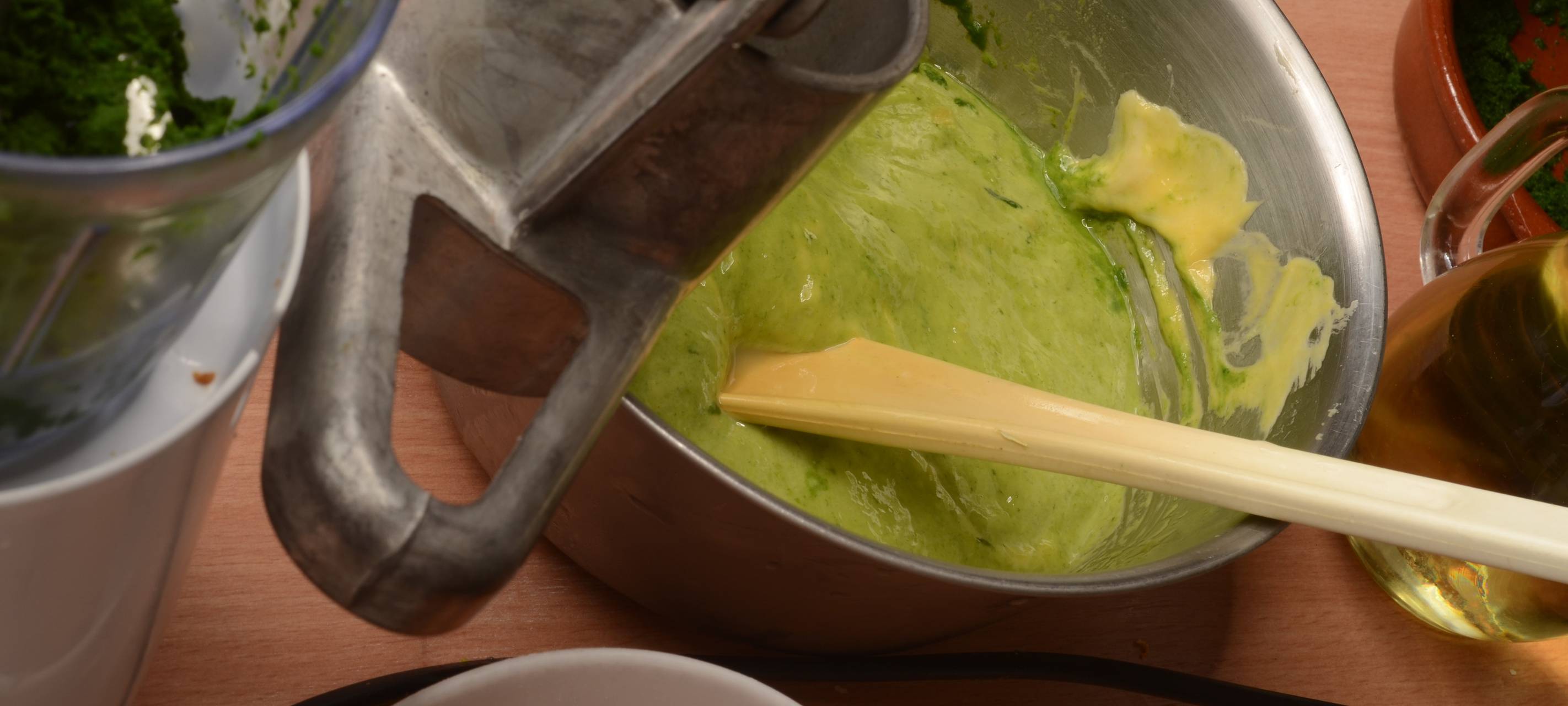 Grüne Spinat Spätzle mit Zwiebeln und Gurkensalat