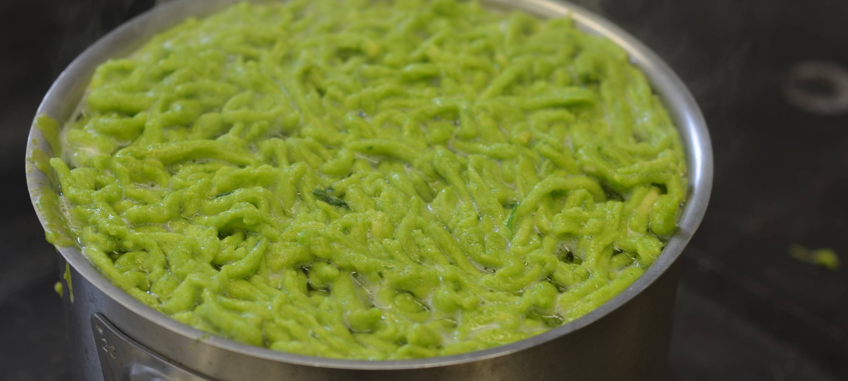 Grüne Spinat Spätzle mit Zwiebeln und Gurkensalat