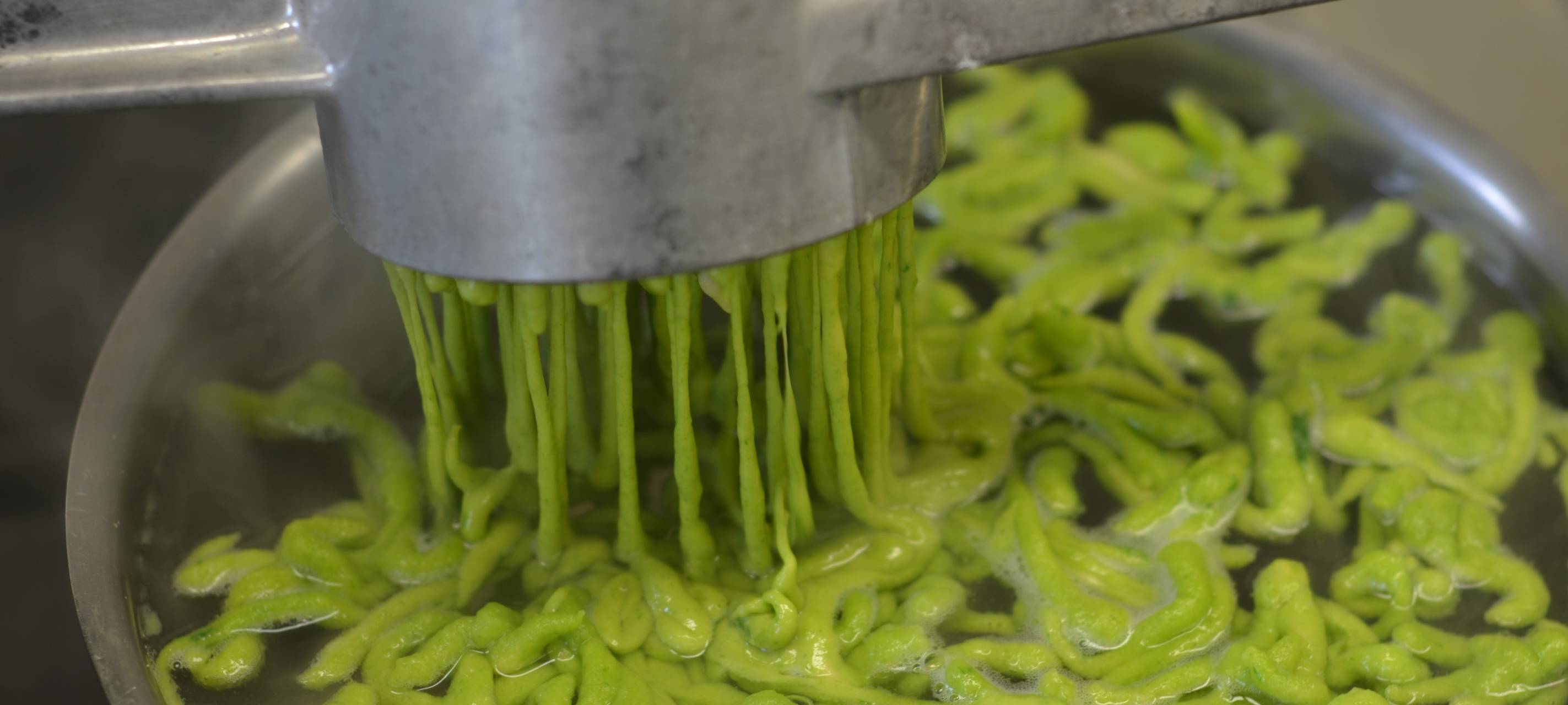 Grüne Spinat Spätzle mit Zwiebeln und Gurkensalat