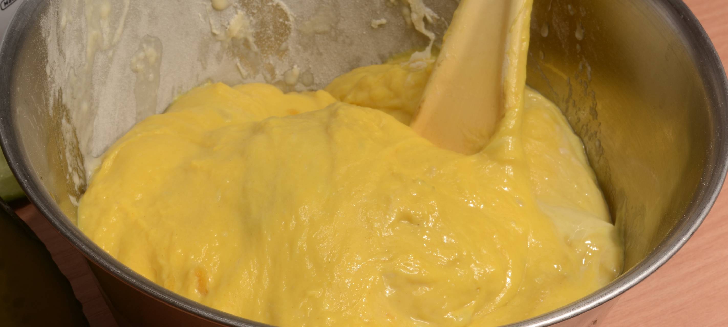 Grüne Spinat Spätzle mit Zwiebeln und Gurkensalat