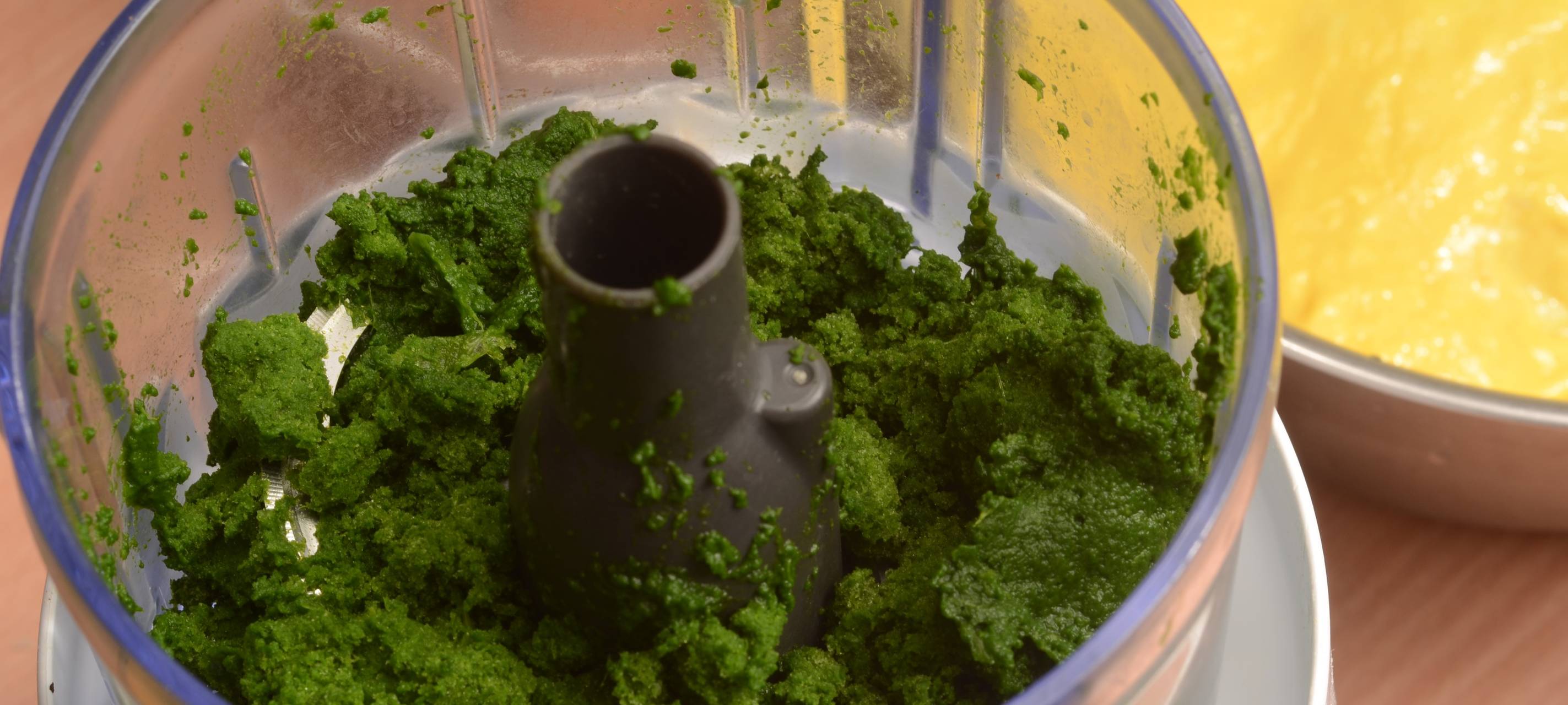 Grüne Spinat Spätzle mit Zwiebeln und Gurkensalat