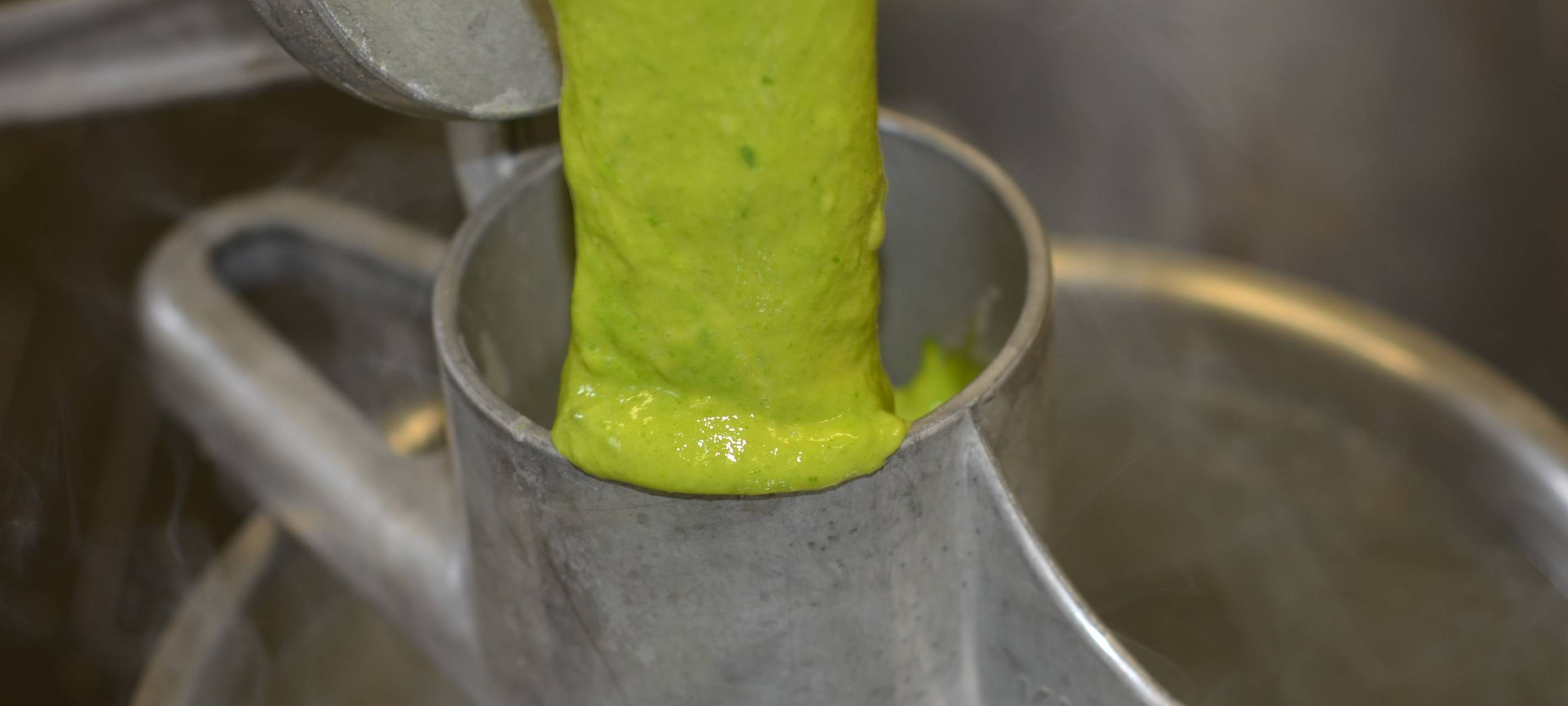 Grüne Spinat Spätzle mit Zwiebeln und Gurkensalat