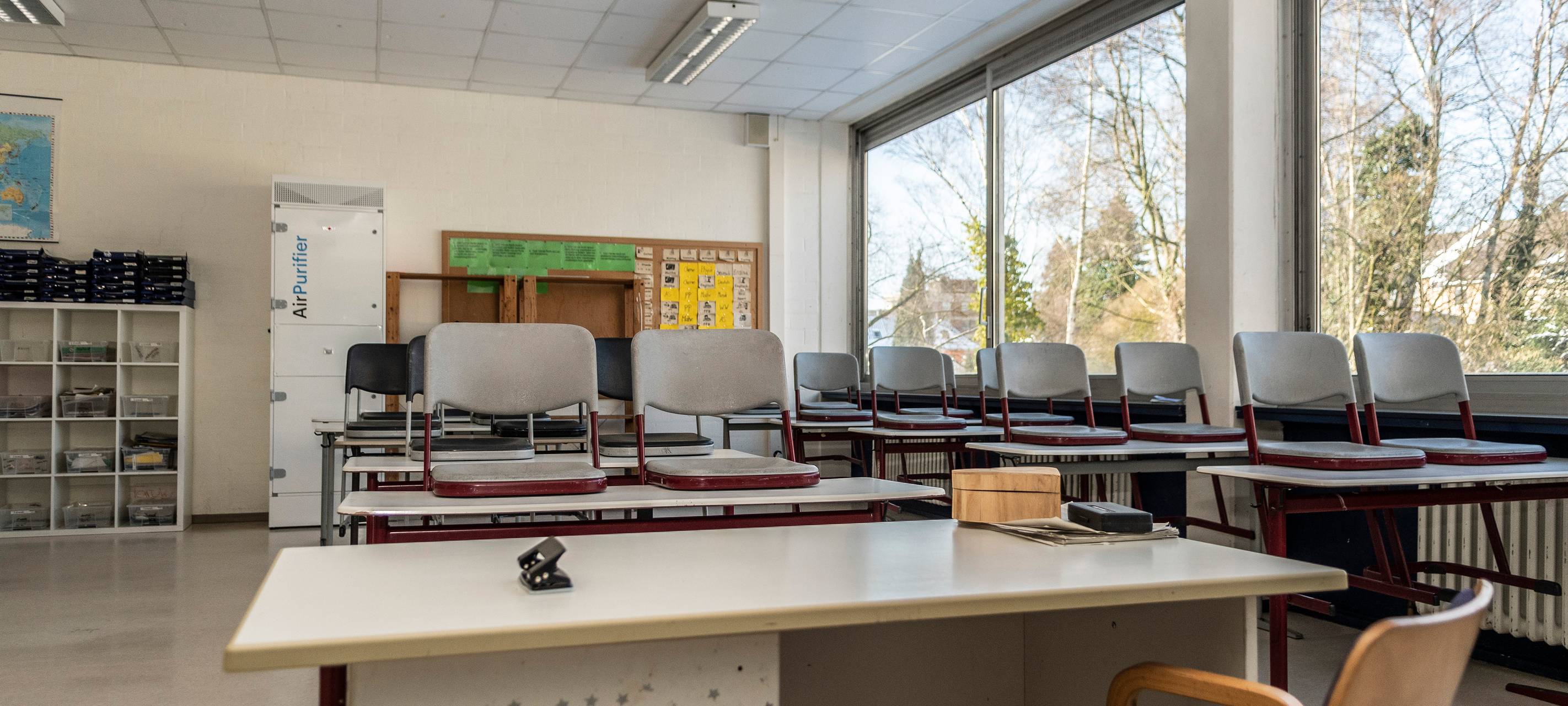 Klassenraum mit Luftfiltergerät