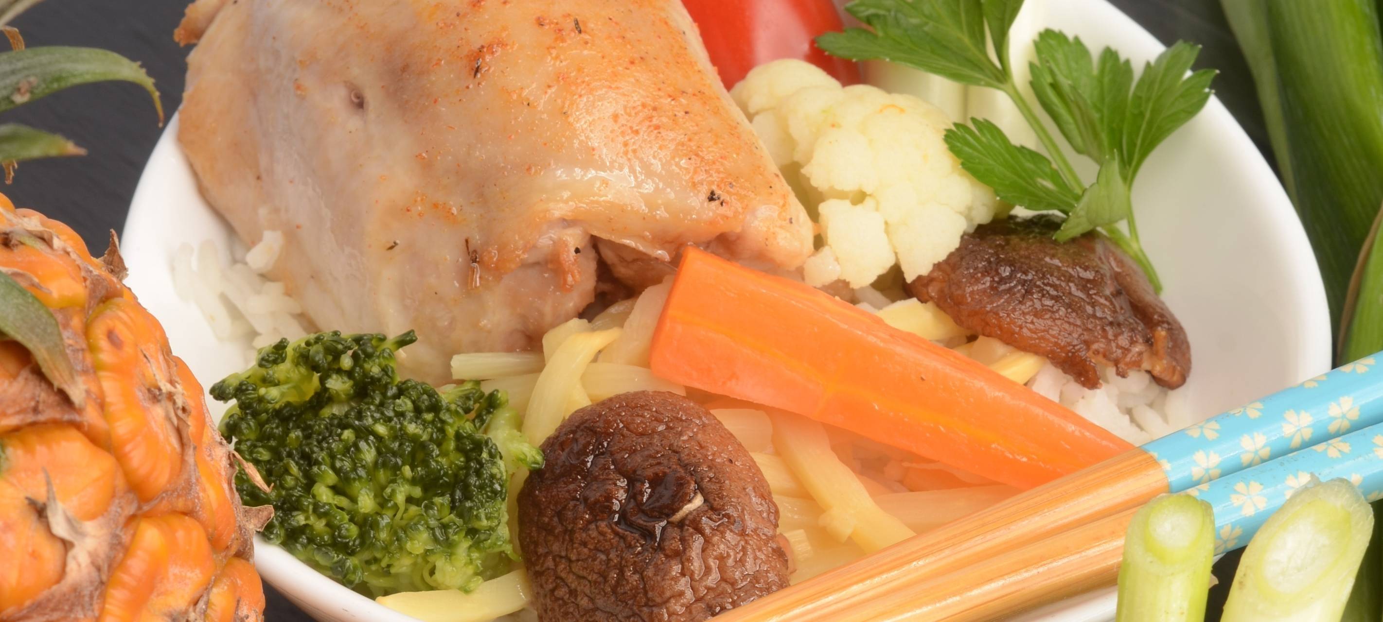 Hähnchenkeulen gefüllt mit Pflaumenmus auf Wok-Gemüse und Jasmin Duftreis