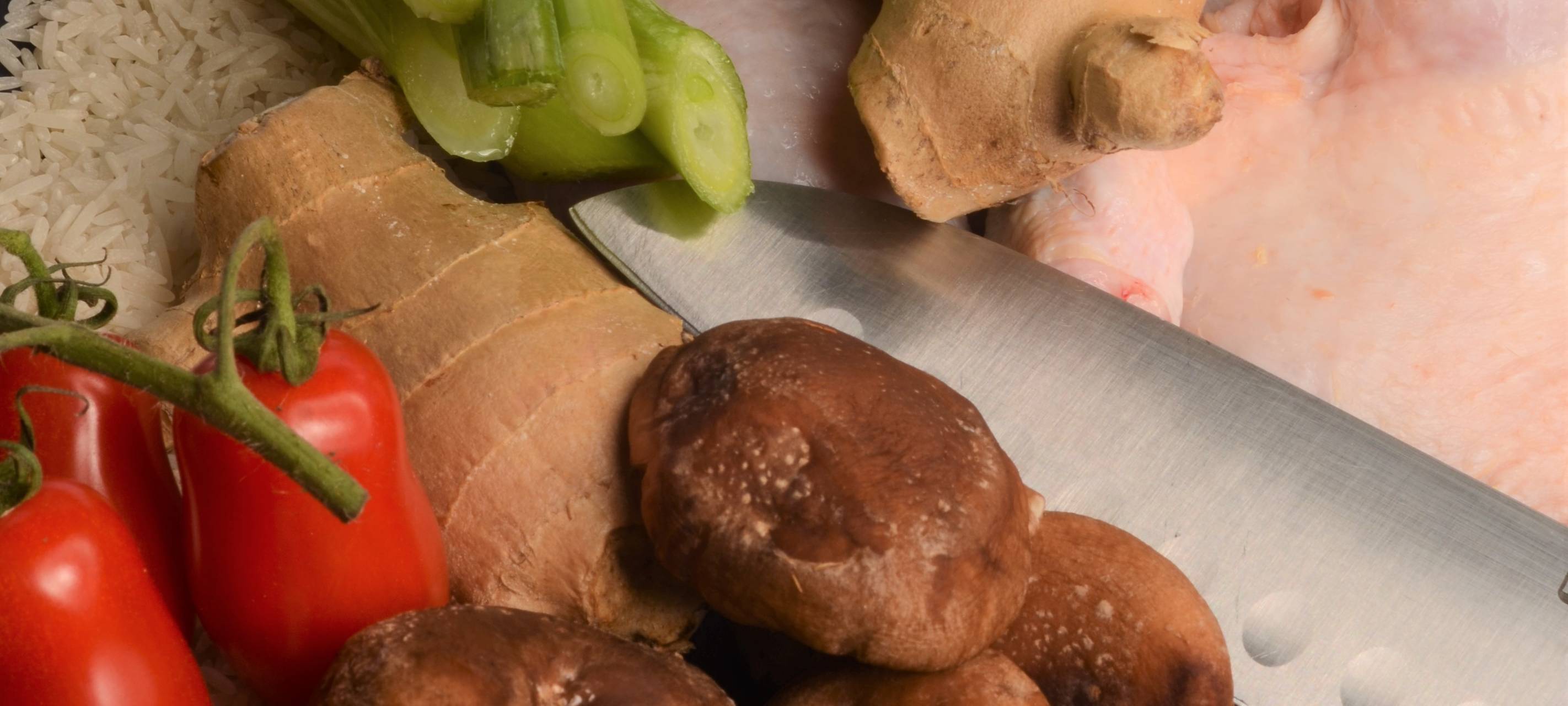 Hähnchenkeulen gefüllt mit Pflaumenmus auf Wok-Gemüse und Jasmin Duftreis