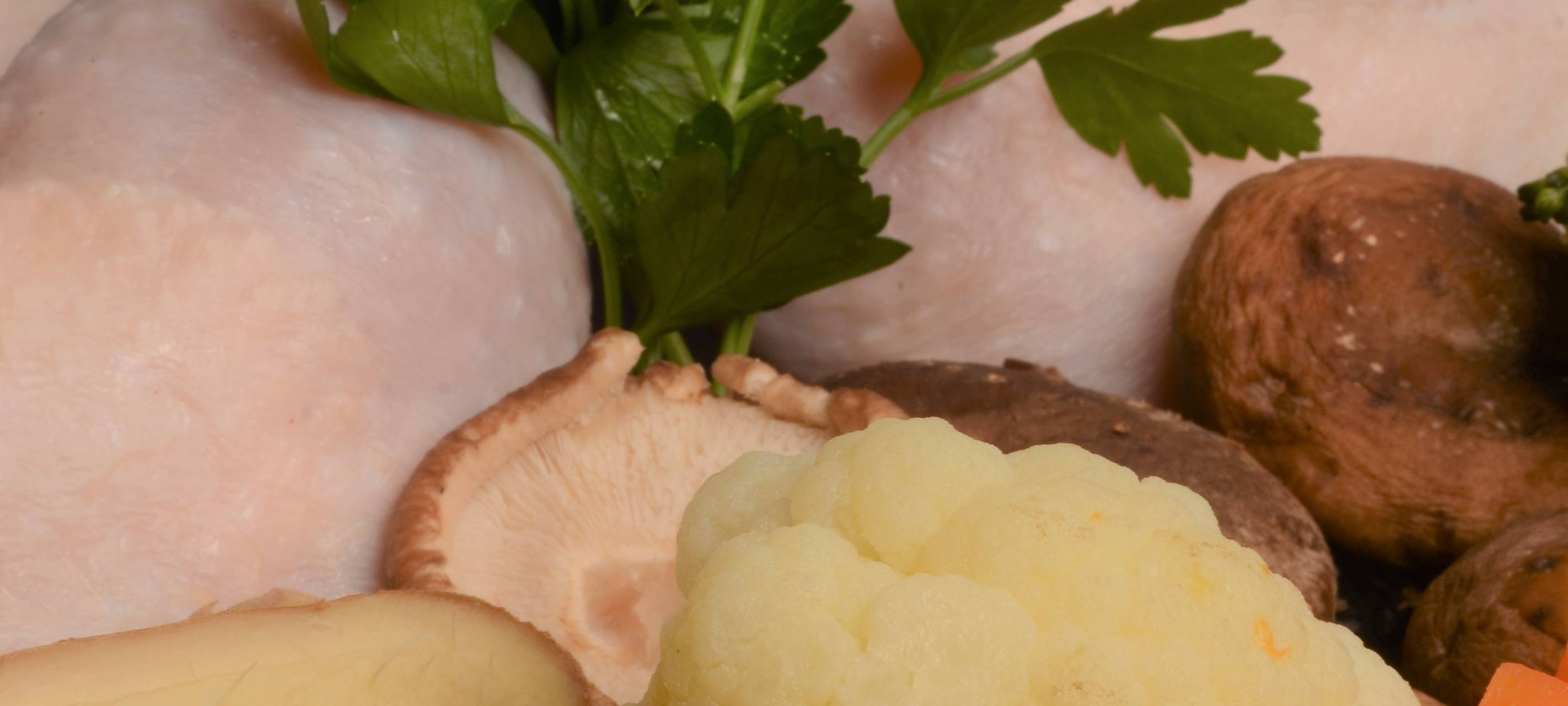 Hähnchenkeulen gefüllt mit Pflaumenmus auf Wok-Gemüse und Jasmin Duftreis