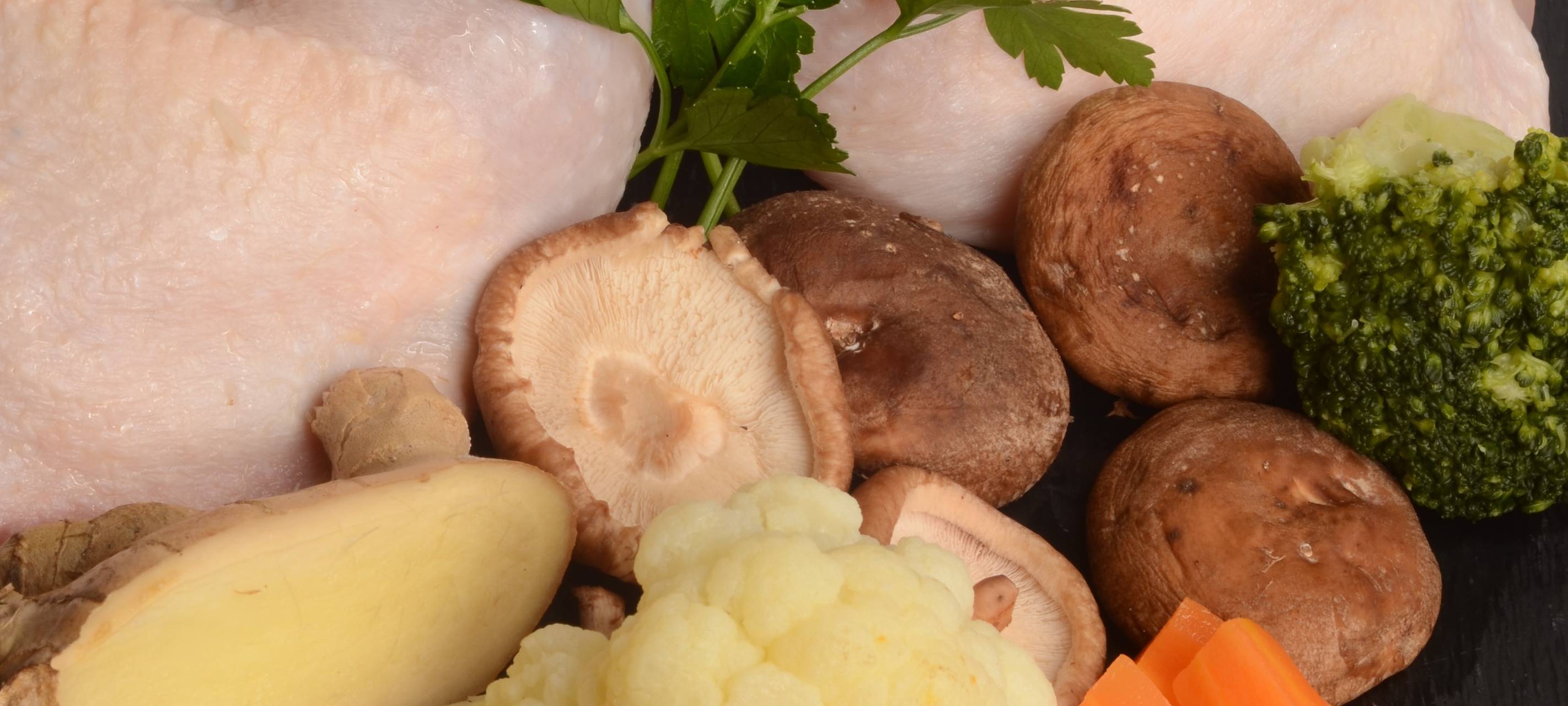 Hähnchenkeulen gefüllt mit Pflaumenmus auf Wok-Gemüse und Jasmin Duftreis