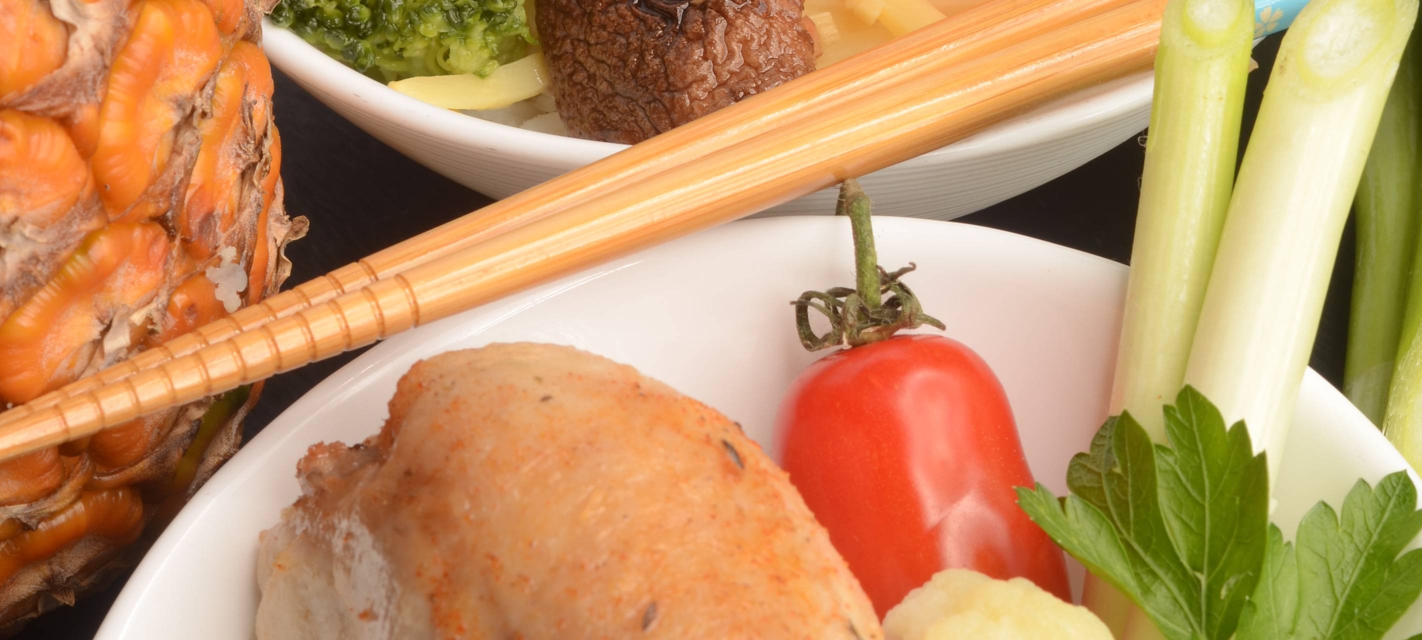 Hähnchenkeulen gefüllt mit Pflaumenmus auf Wok-Gemüse und Jasmin Duftreis