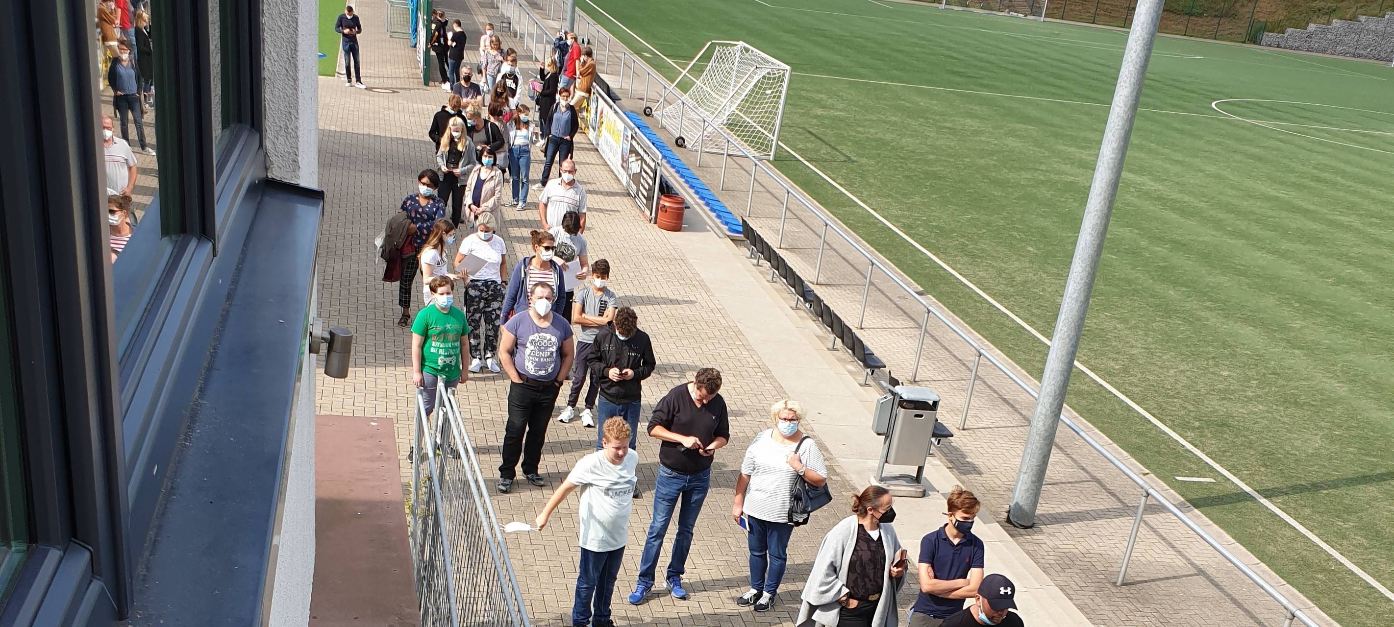 Warteschlange bei der Impfaktion an Bottroper Sportplätzen