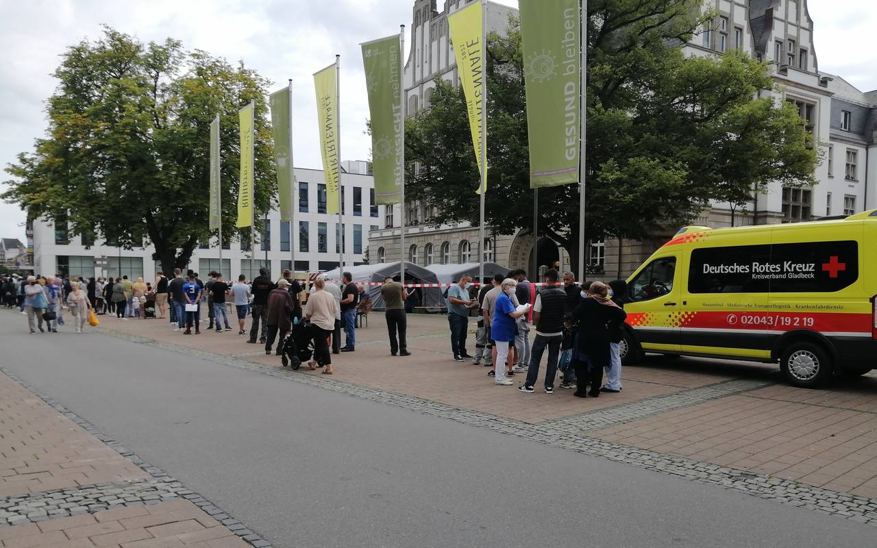 Warteschlange bei der Impfaktion auf dem Willy-Brandt-Platz