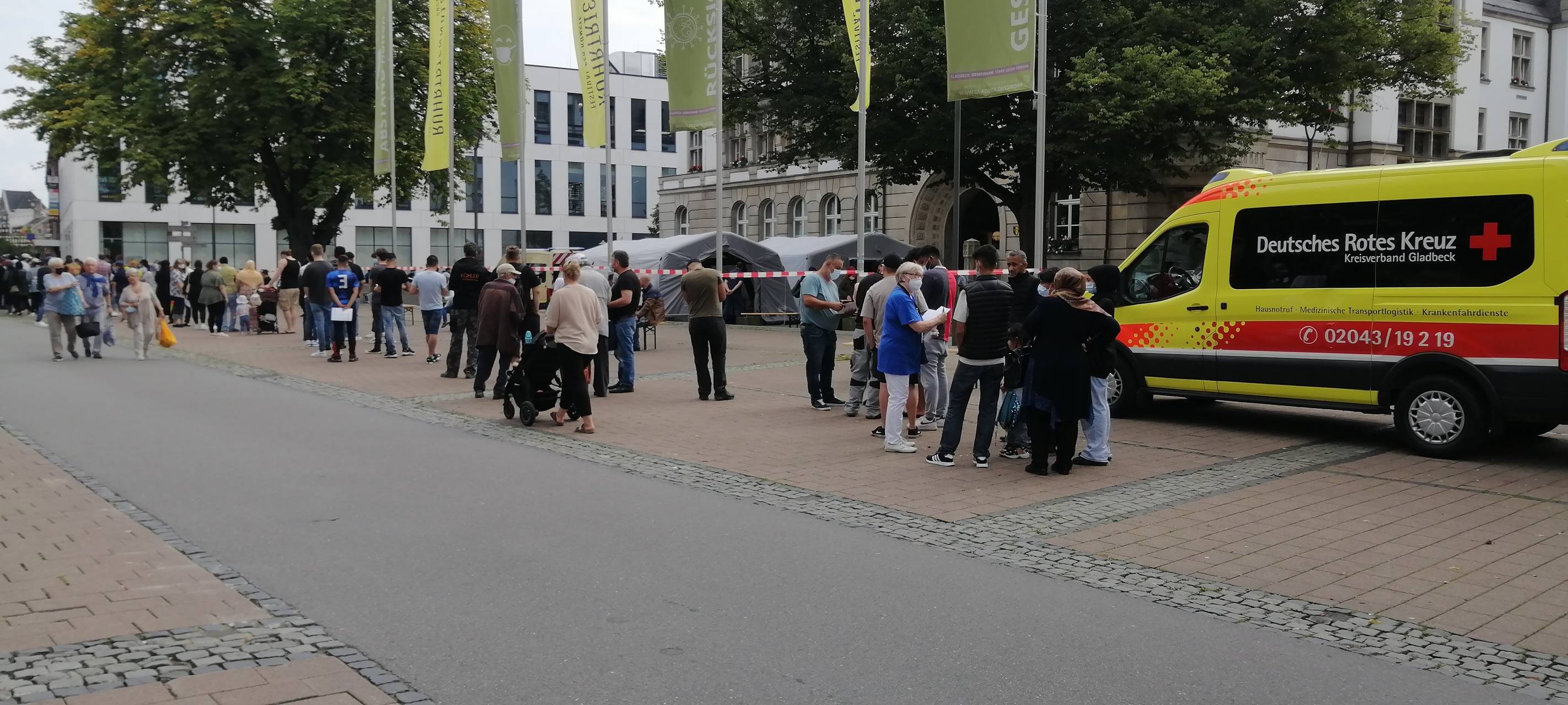 Warteschlange bei der Impfaktion auf dem Willy-Brandt-Platz
