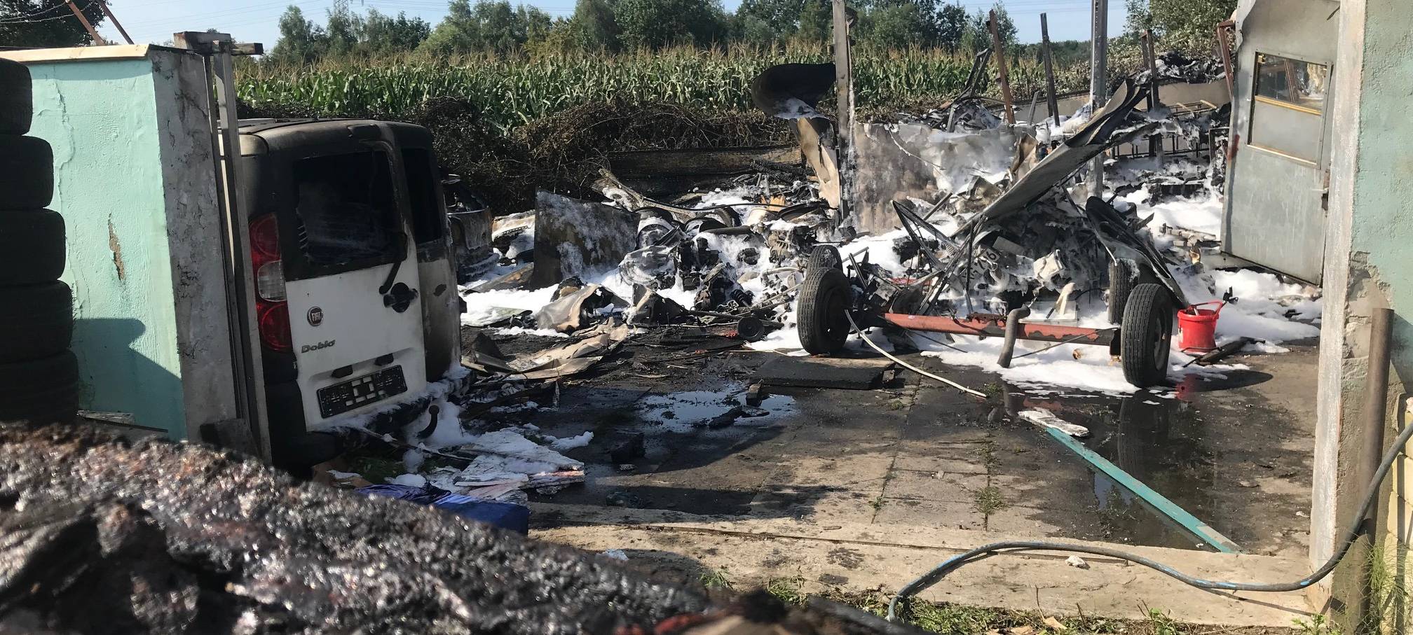 Gelöschte Fahrzeugteile nach einem Brand