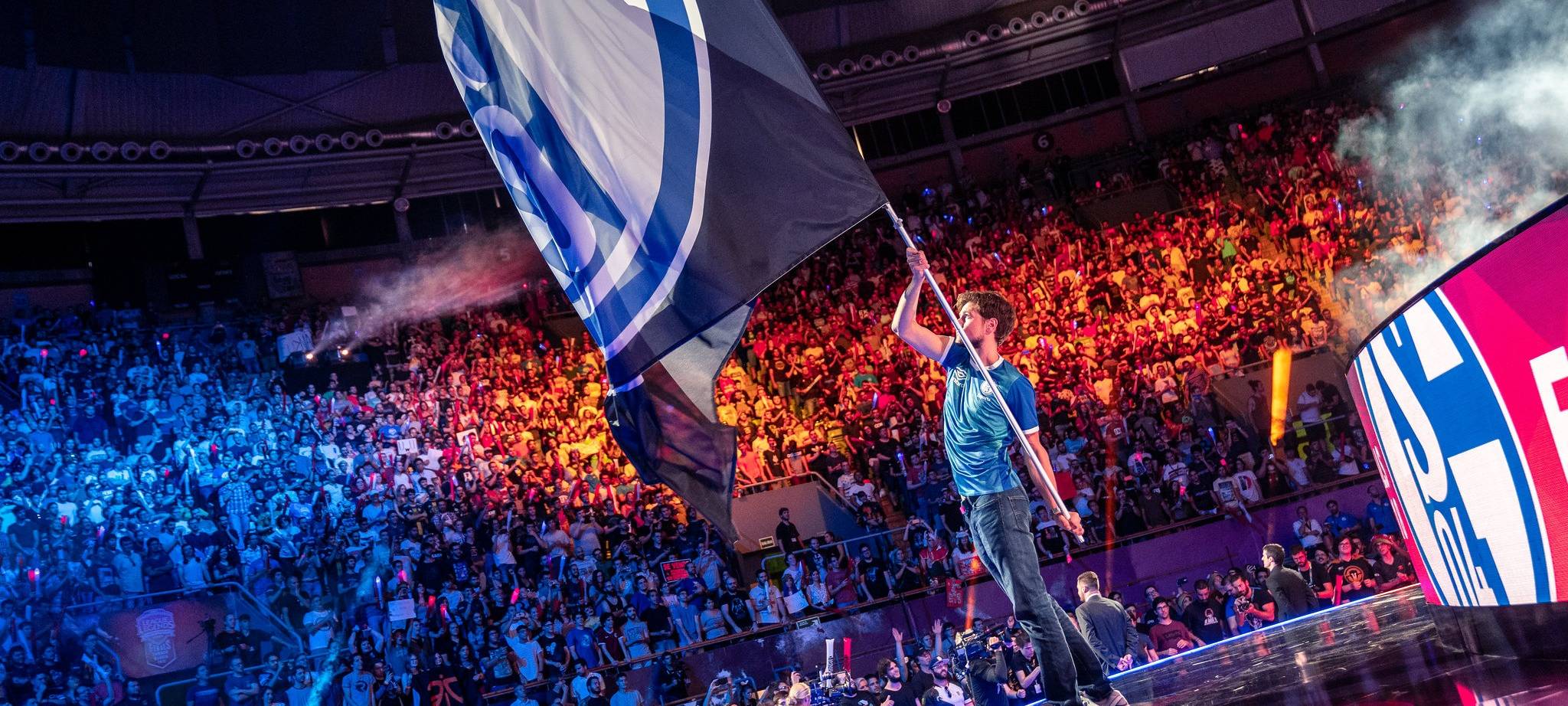 Ein Esportler schwenkt eine Schalke-Flagge