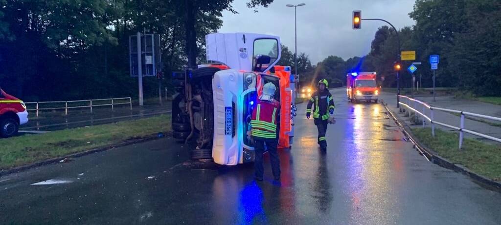 Verunglückter RTW Gelsenkirchen liegt auf der Seite