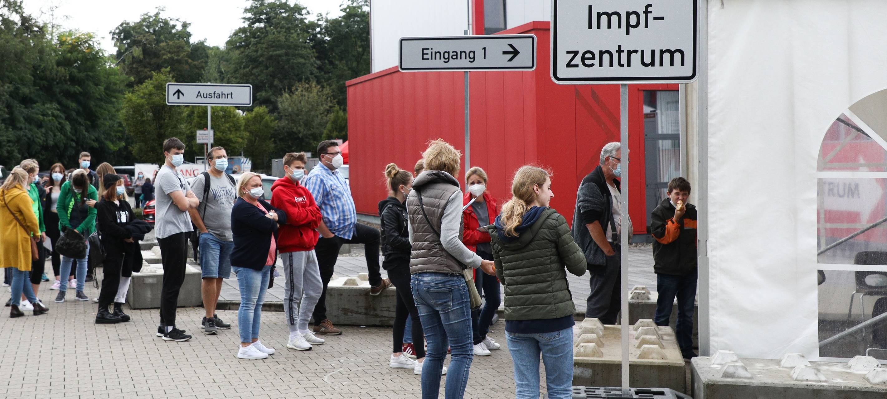 Schlange vor dem Bottroper Impfzentrum
