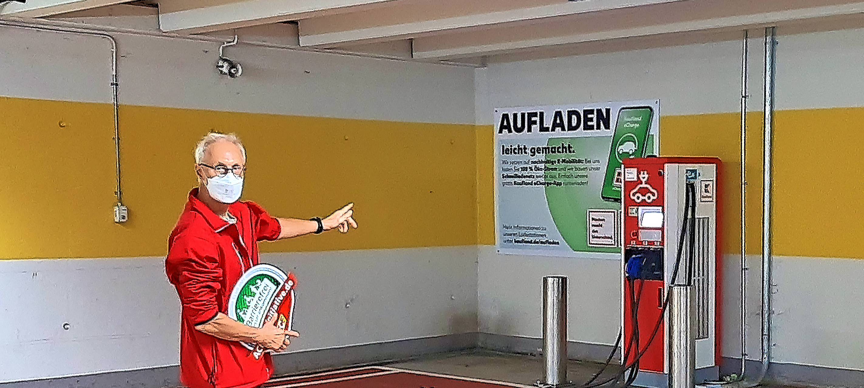 Behinderten-Parkplatz mit E-Ladesäule