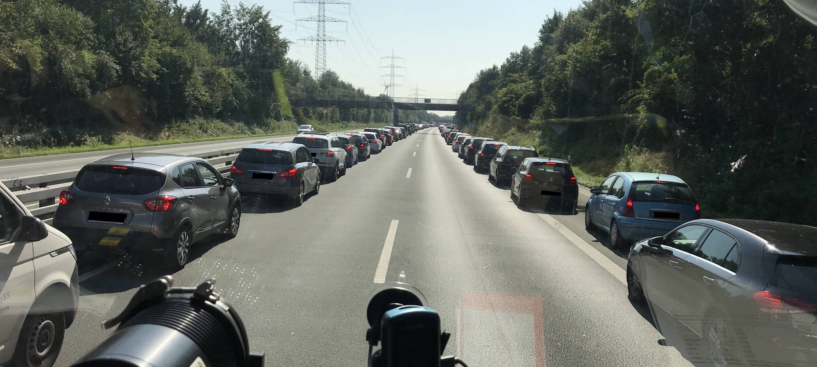 Rettungsgasse auf der A31 aus der Sicht eines Feuerwehrautos