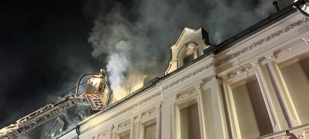 Drehleiter am brennenden Haus