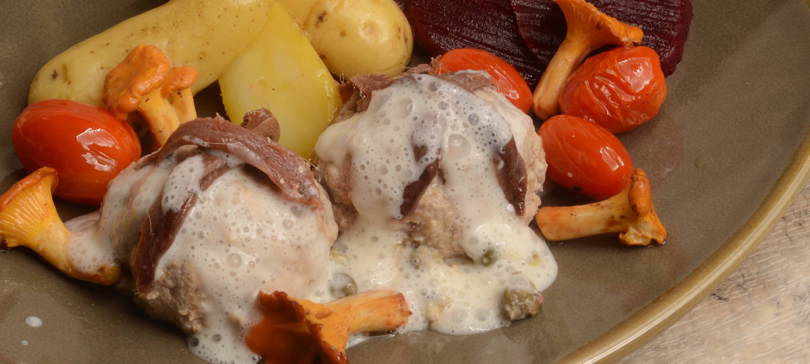 Königsberger Klopse vom Kalb mit Kapernsoße, Sardellen und Pfifferlingen