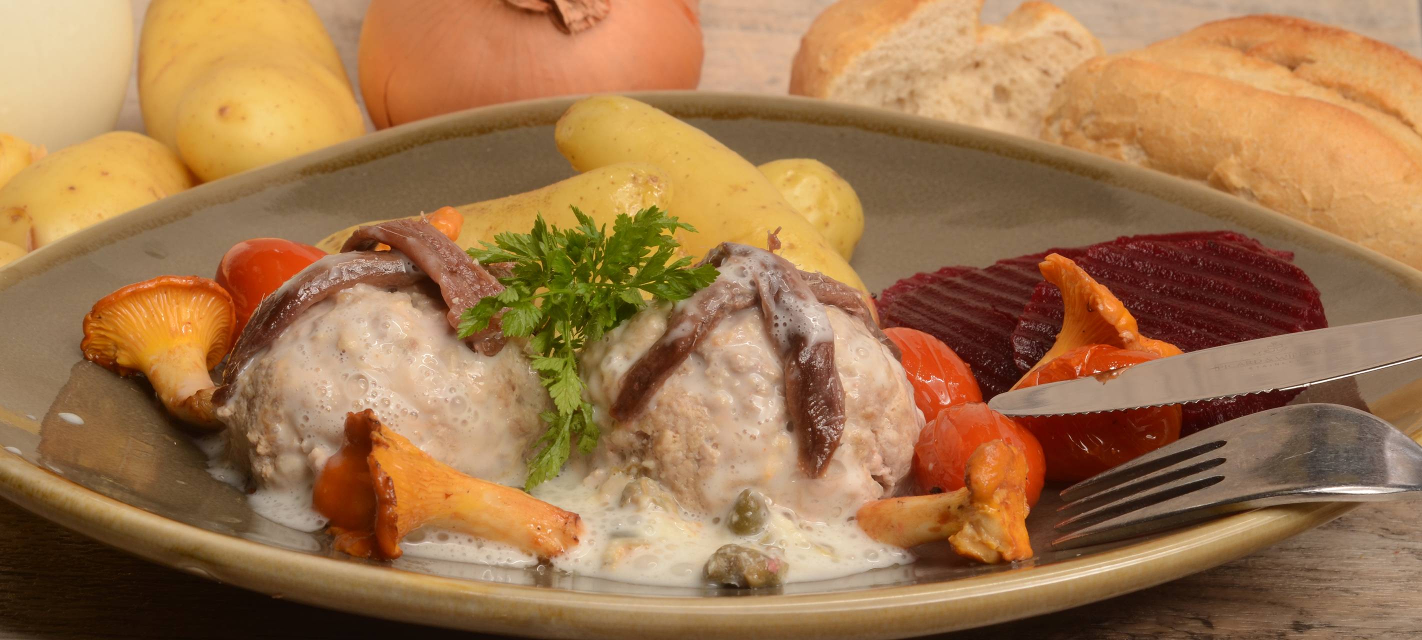 Königsberger Klopse vom Kalb mit Kapernsoße, Sardellen und Pfifferlingen