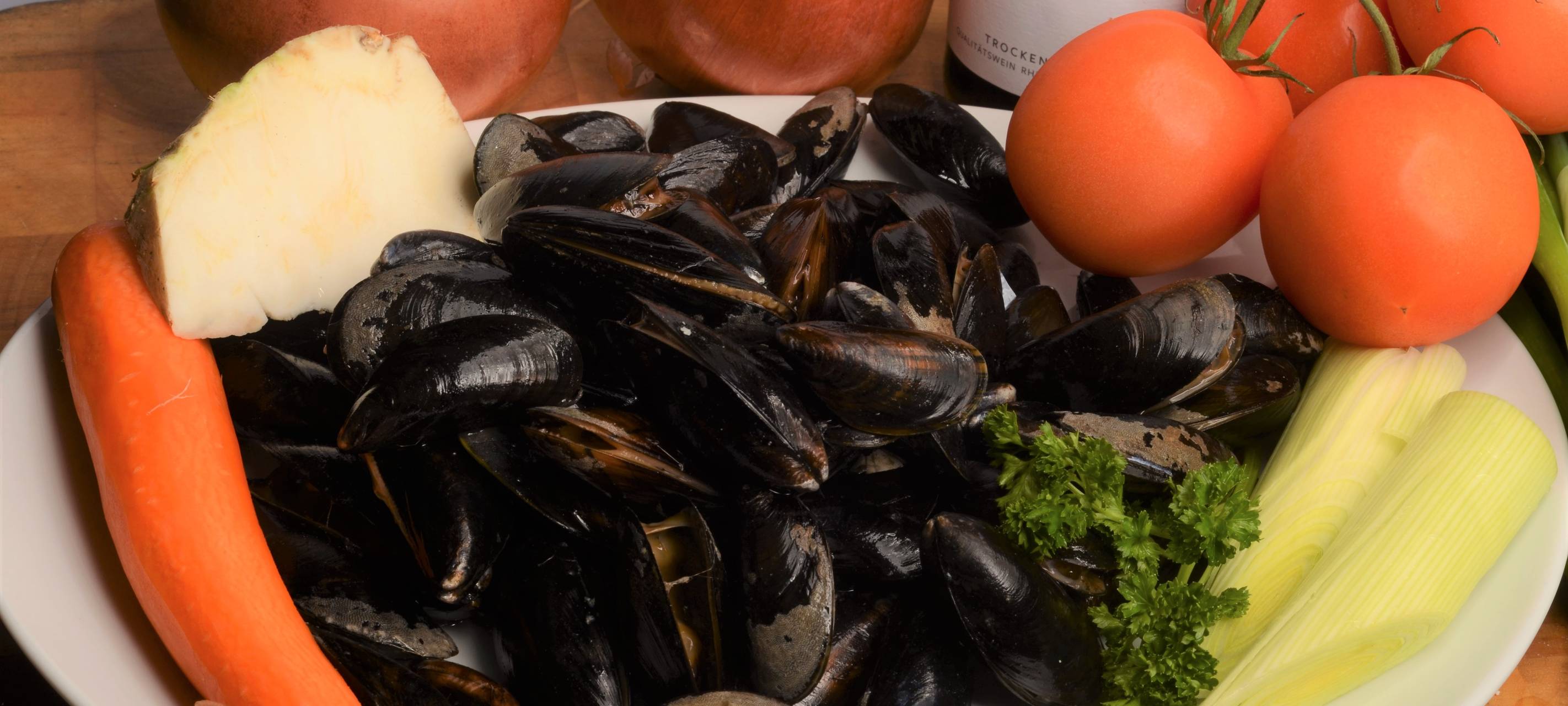 Miesmuscheln mit Weißwein und Tomaten