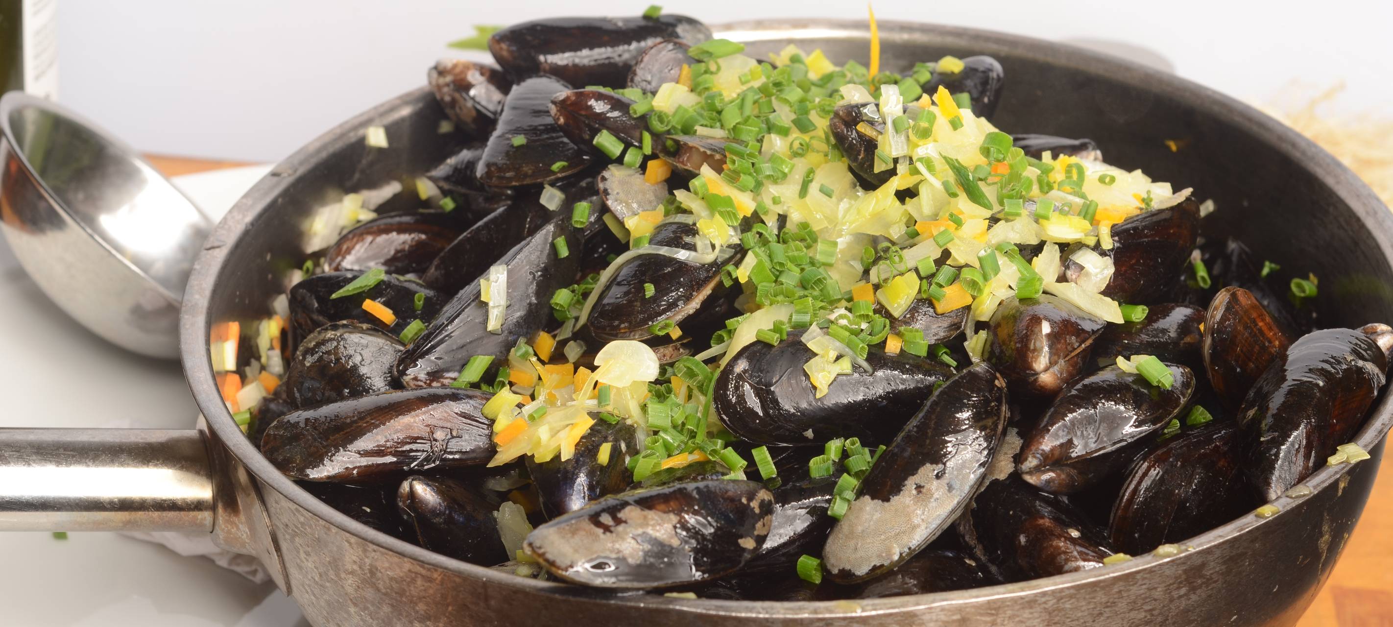 Miesmuscheln mit Weißwein und Tomaten