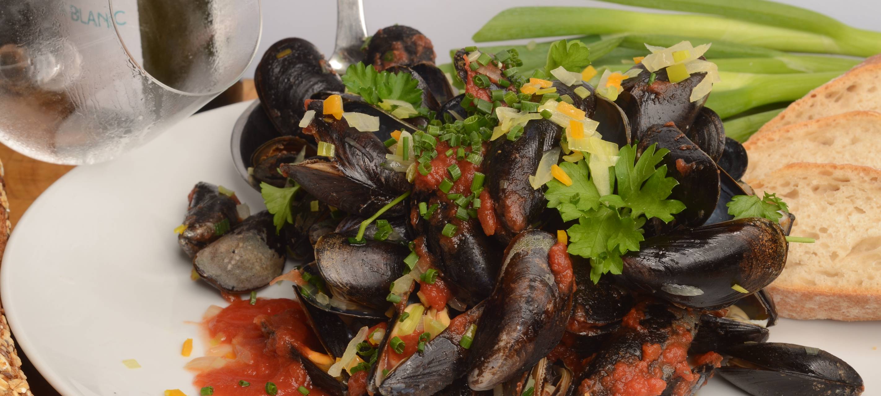 Miesmuscheln mit Weißwein und Tomaten