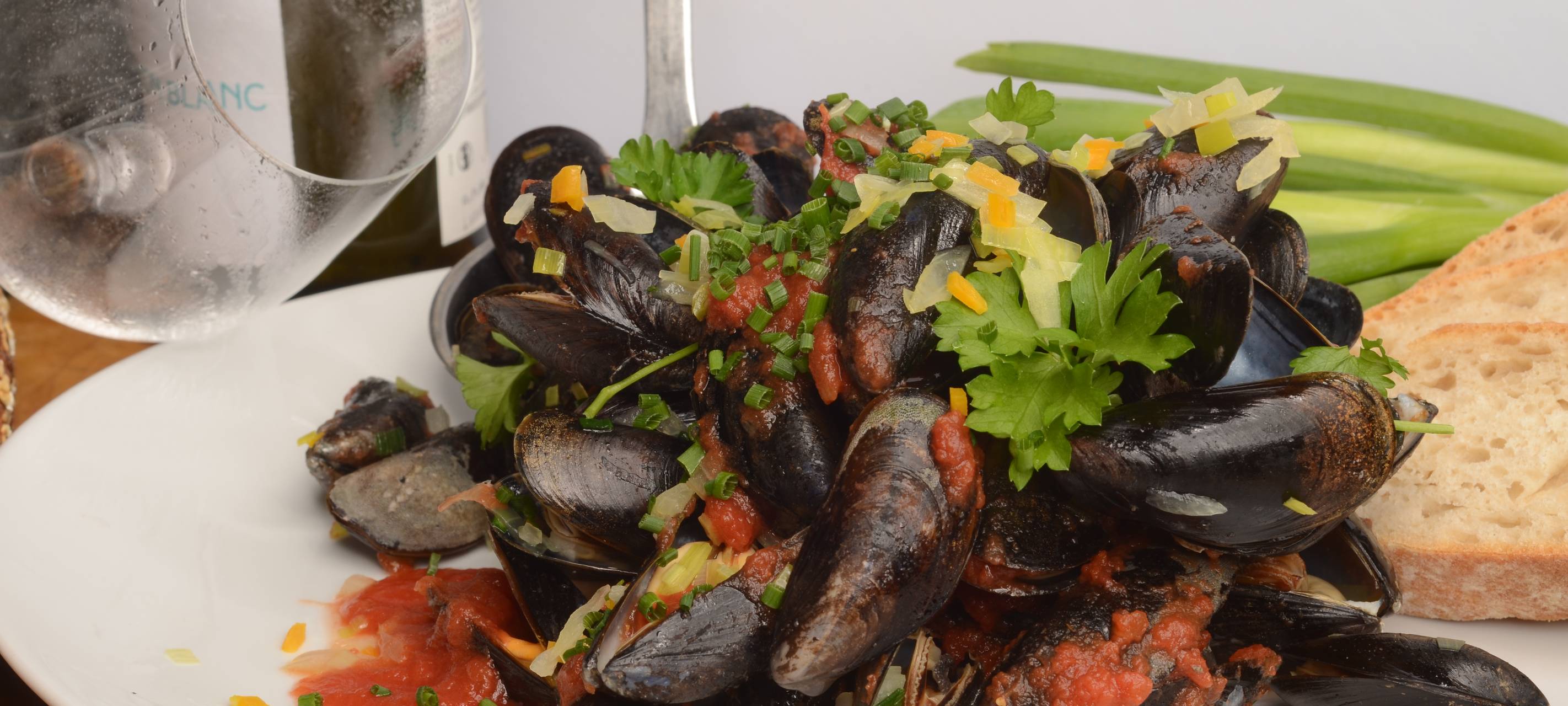 Miesmuscheln mit Weißwein und Tomaten